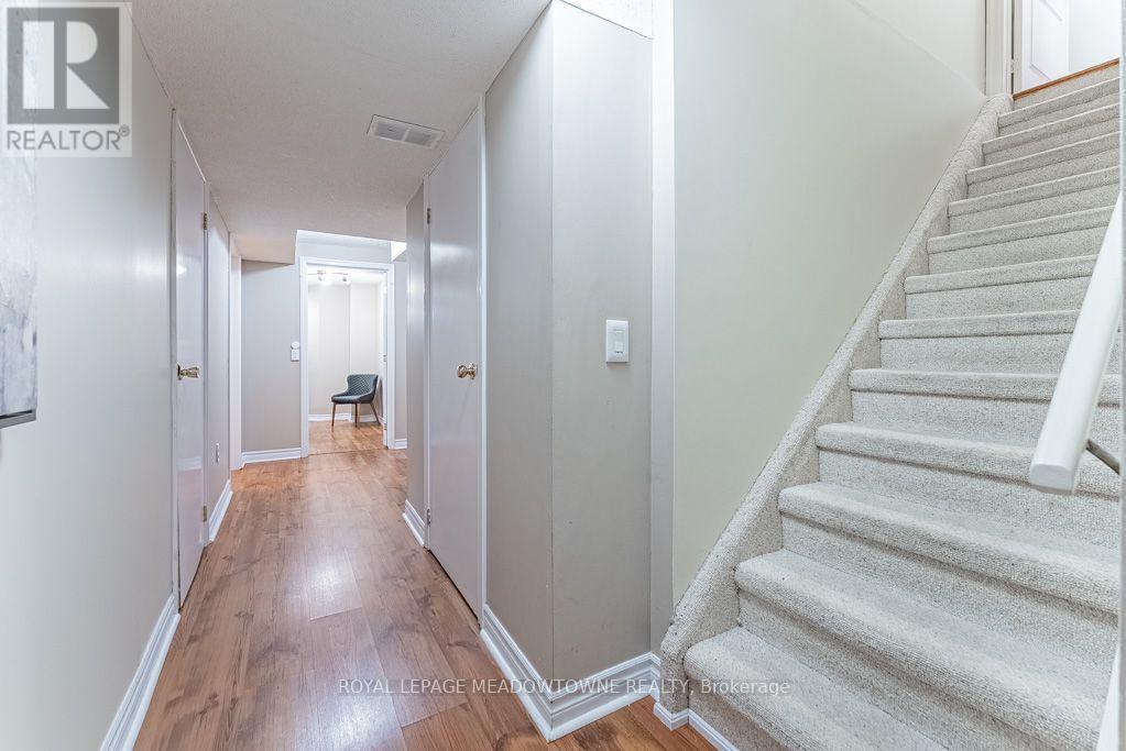 












1116 BARCLAY CIRCLE

,
Milton,




Ontario
L9T5W4

