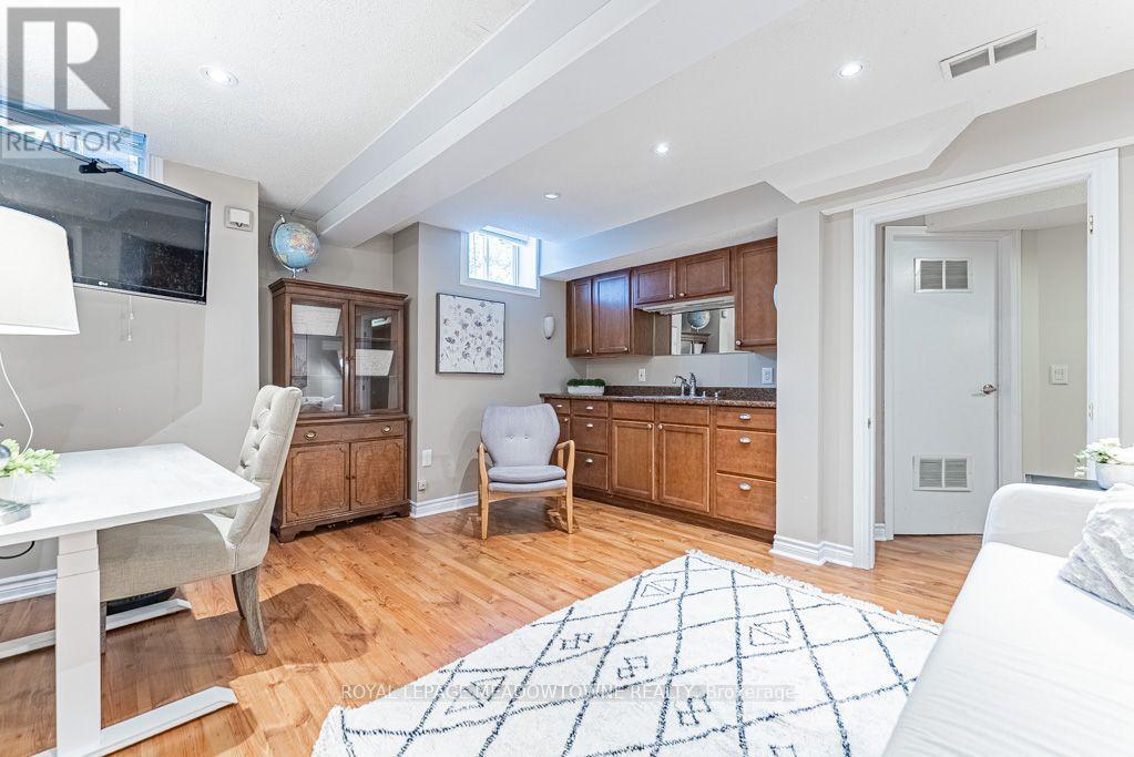 












1116 BARCLAY CIRCLE

,
Milton,




Ontario
L9T5W4

