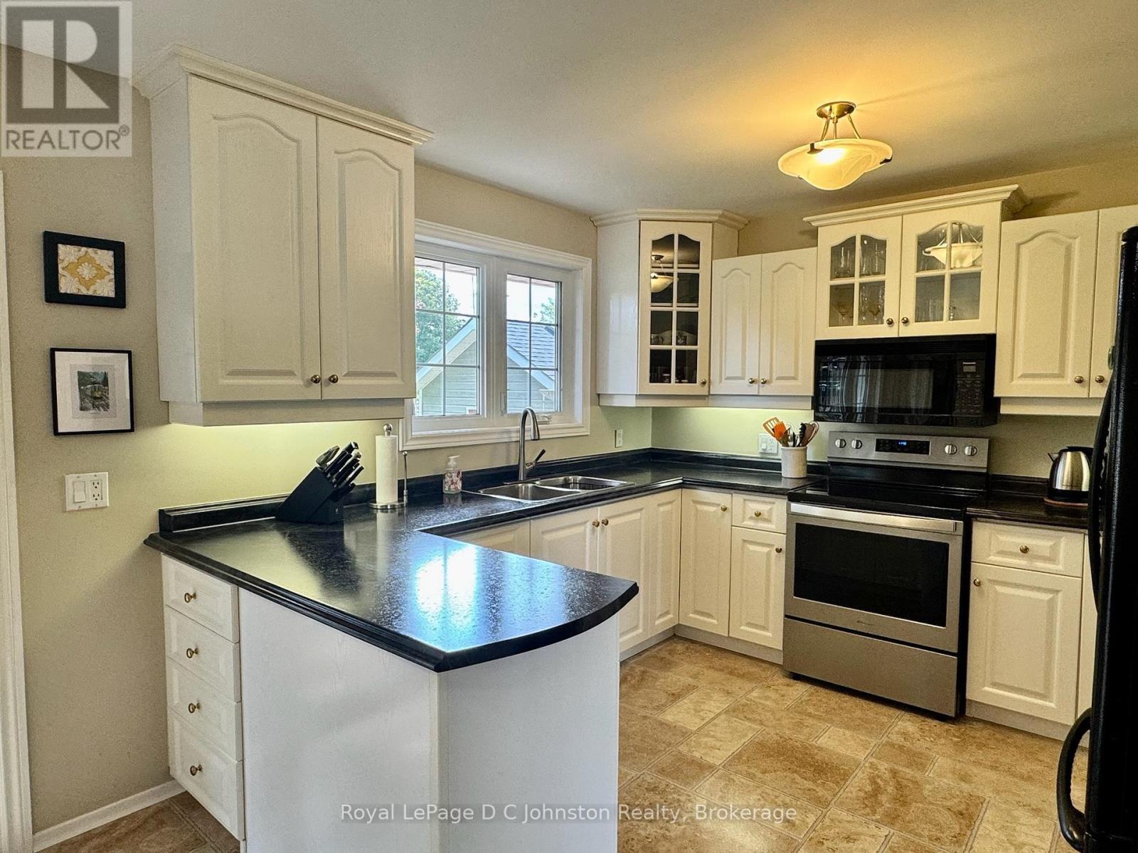 












929 WELLINGTON STREET

,
Saugeen Shores,




Ontario
N0H2C3

