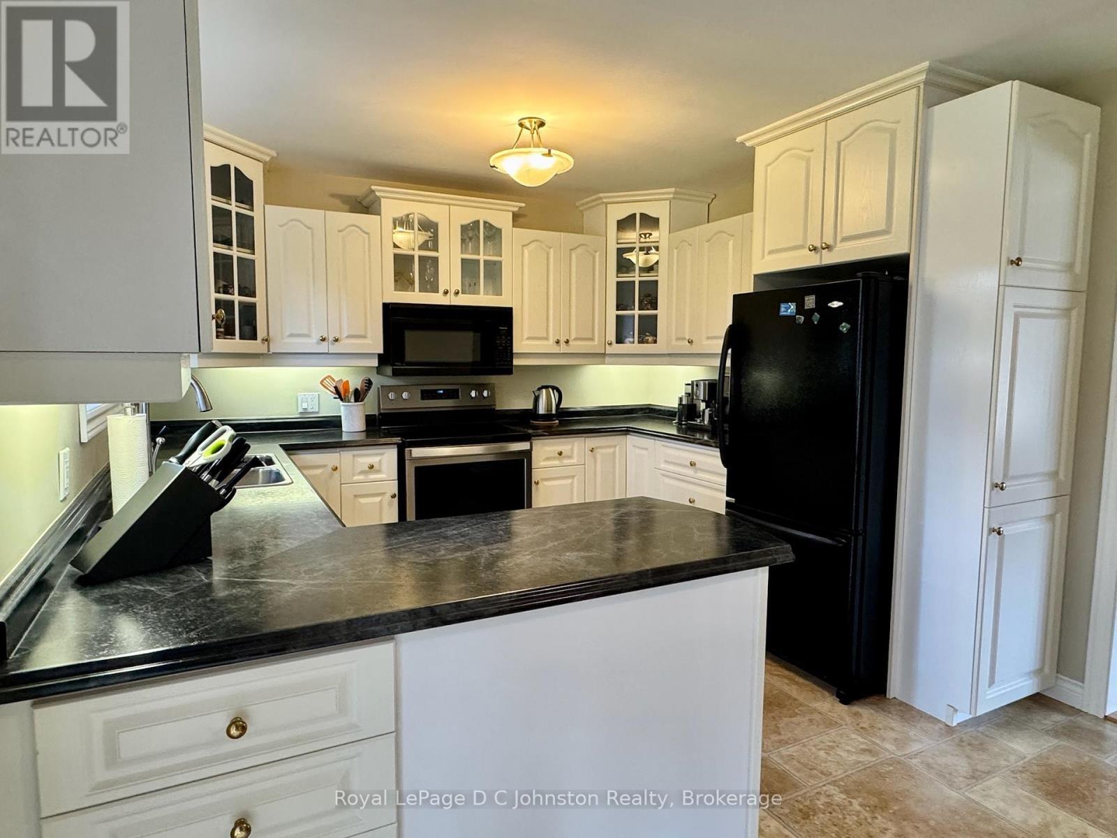 












929 WELLINGTON STREET

,
Saugeen Shores,




Ontario
N0H2C3

