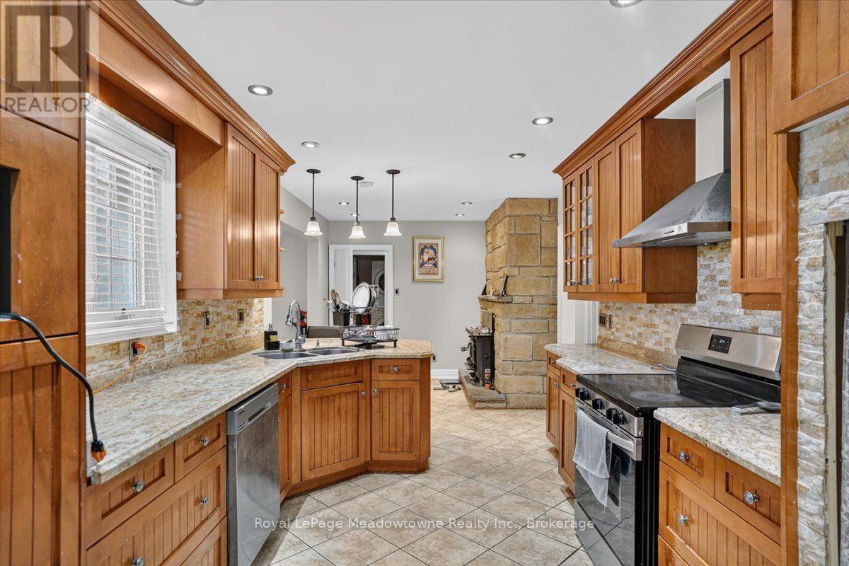 












8159 EIGHTH LINE

,
Halton Hills (Rural Halton Hills),




Ontario
L7G4S5

