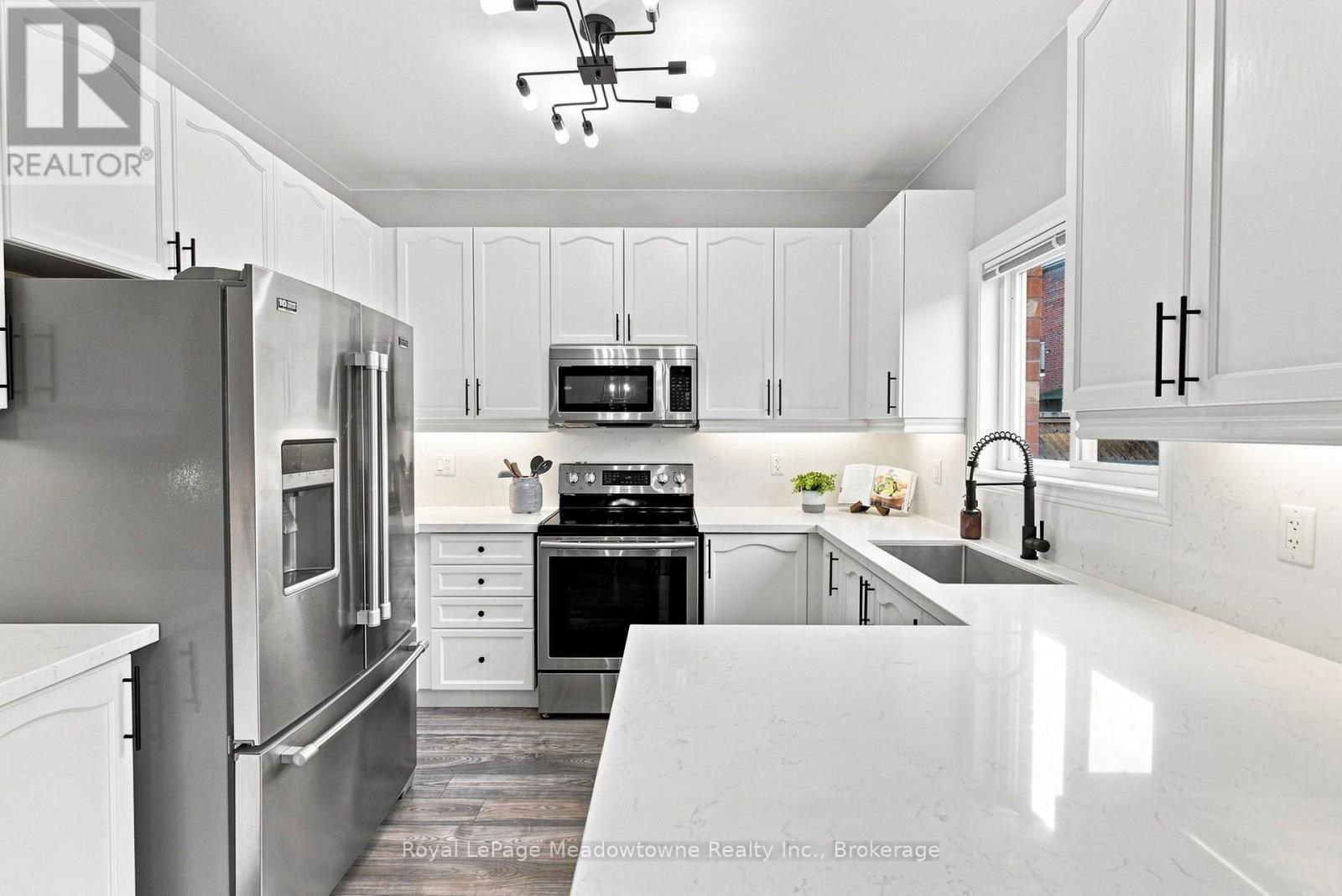 












140 LAURENDALE AVENUE

,
Georgina (Keswick South),




Ontario
L4P0C6

