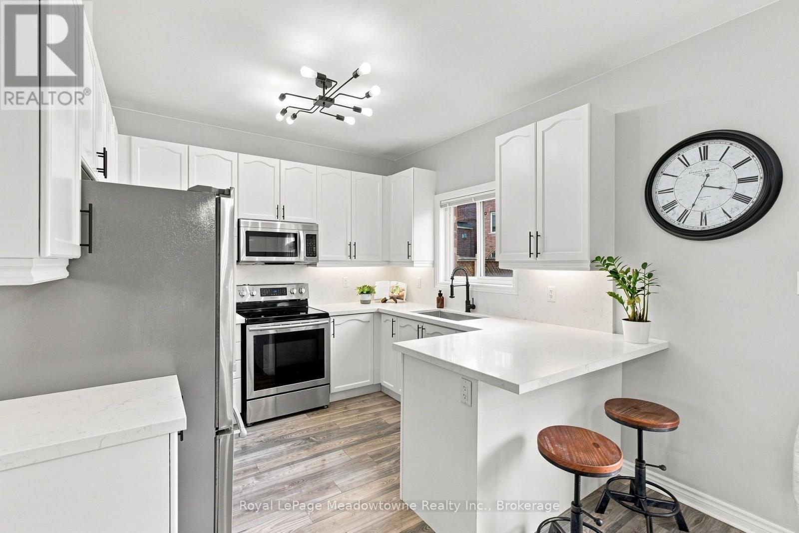 












140 LAURENDALE AVENUE

,
Georgina (Keswick South),




Ontario
L4P0C6


