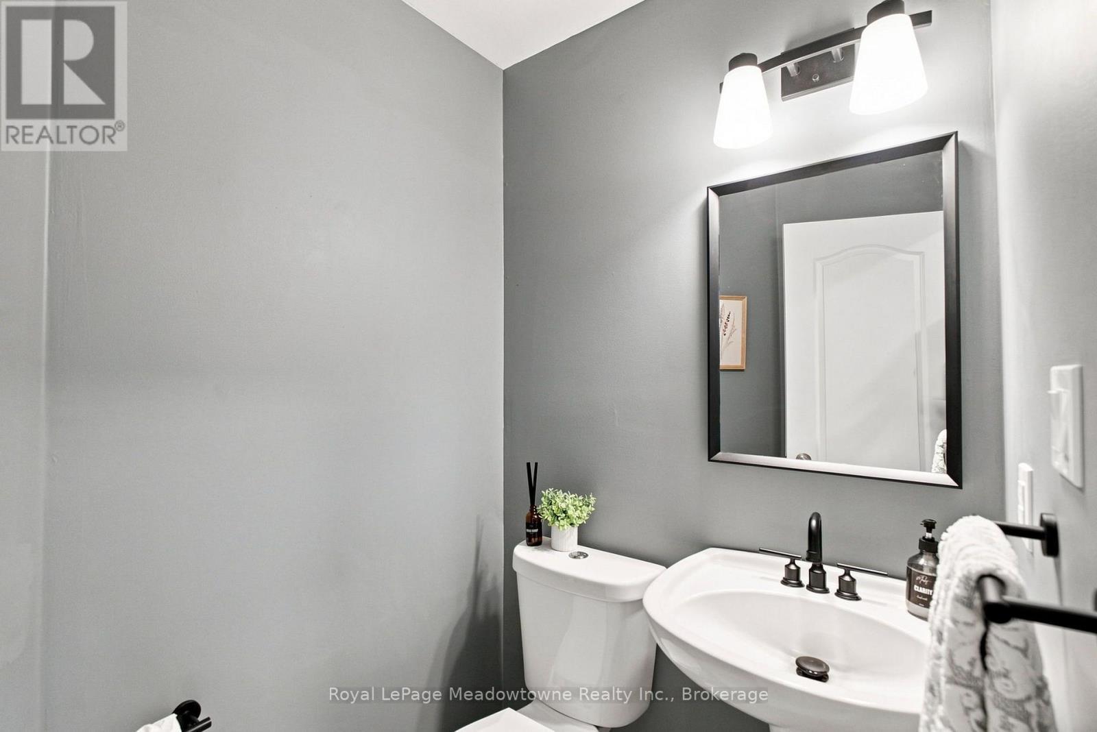 












140 LAURENDALE AVENUE

,
Georgina (Keswick South),




Ontario
L4P0C6

