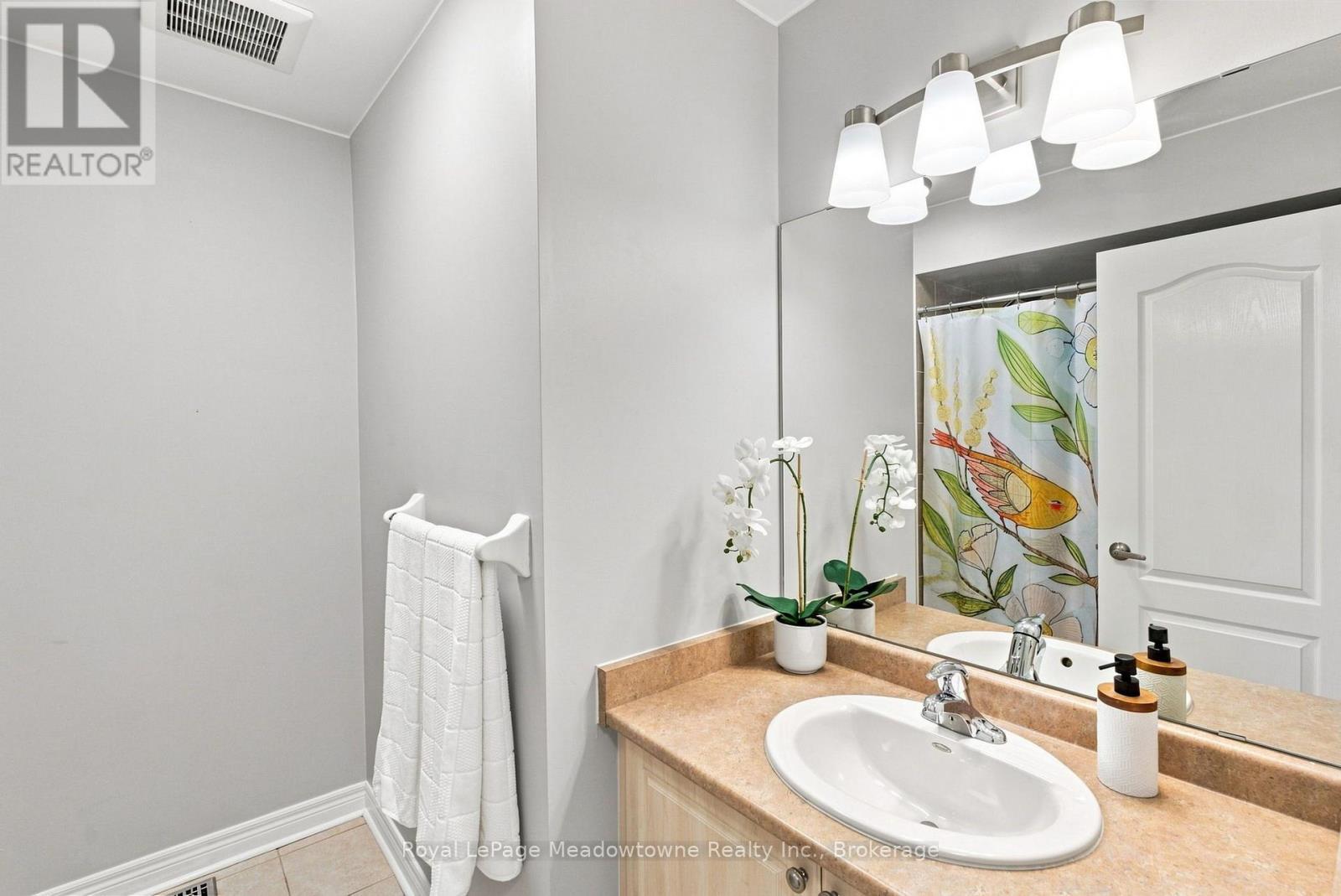 












140 LAURENDALE AVENUE

,
Georgina (Keswick South),




Ontario
L4P0C6

