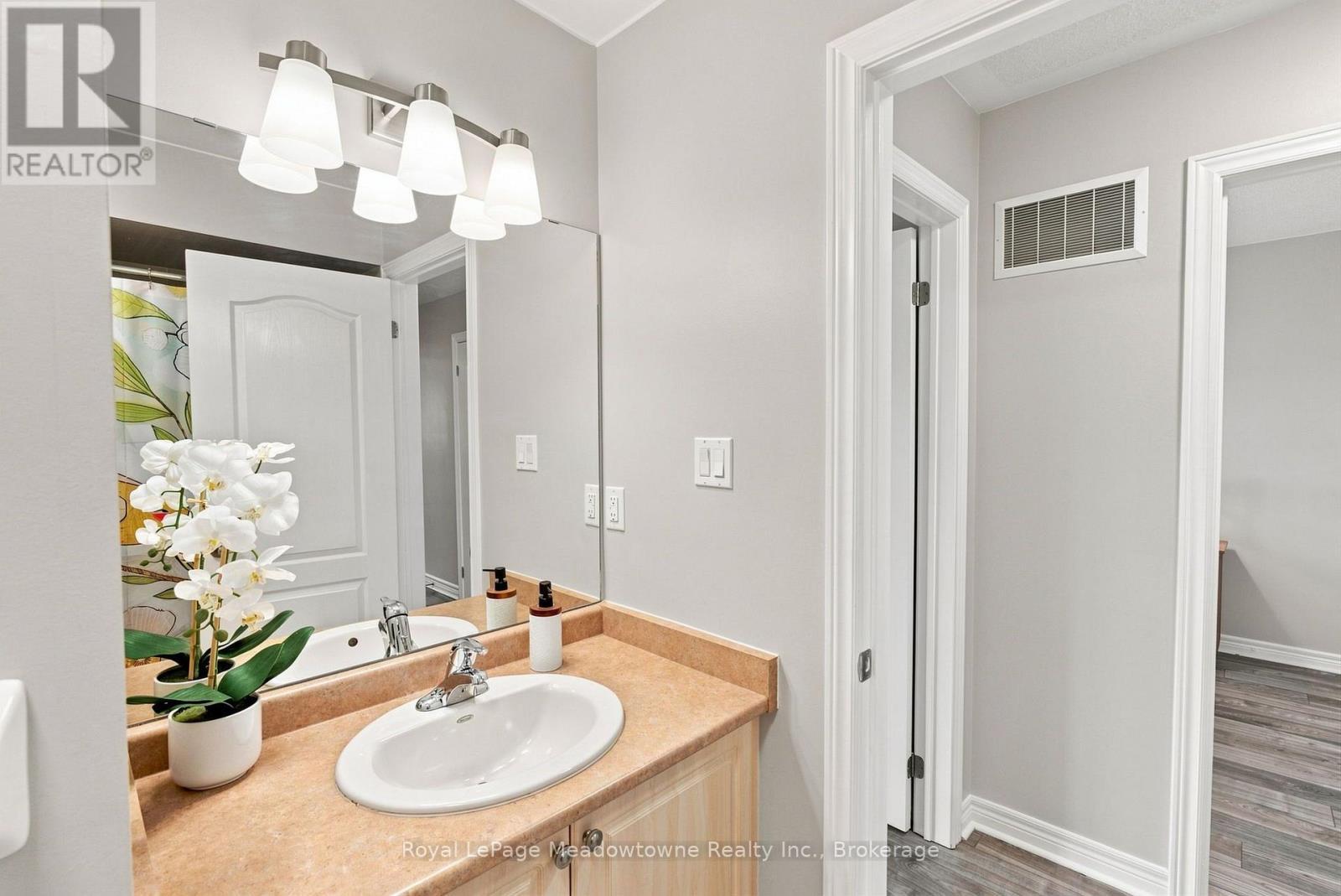 












140 LAURENDALE AVENUE

,
Georgina (Keswick South),




Ontario
L4P0C6

