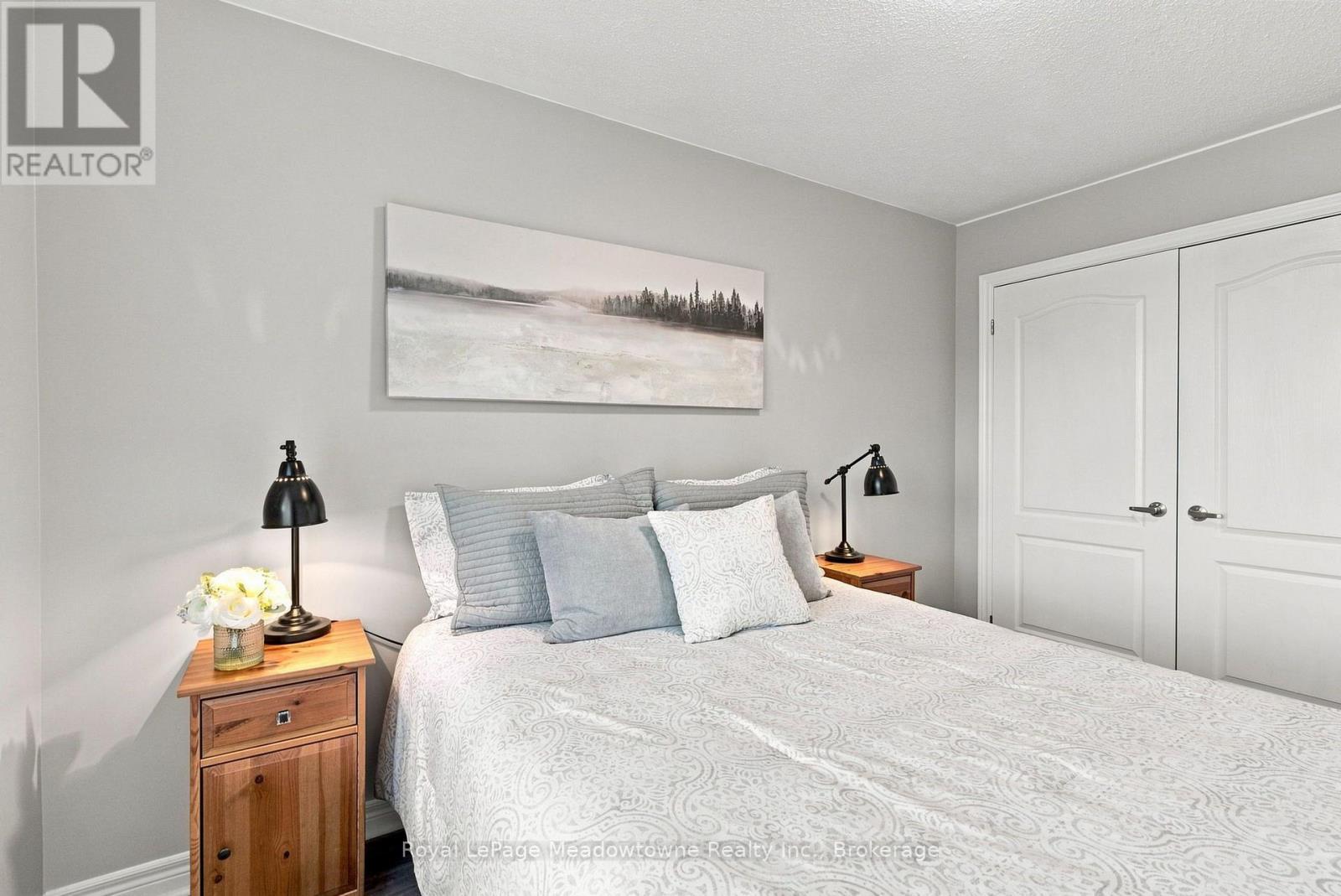 












140 LAURENDALE AVENUE

,
Georgina (Keswick South),




Ontario
L4P0C6

