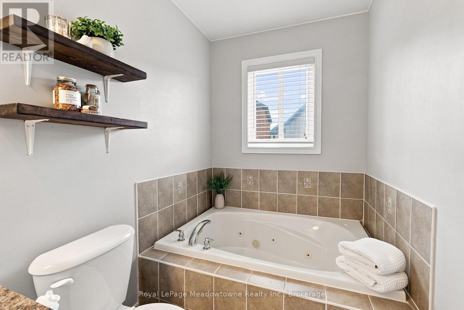 












140 LAURENDALE AVENUE

,
Georgina (Keswick South),




Ontario
L4P0C6

