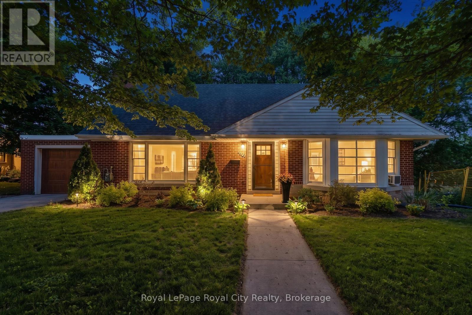 












120 HILL STREET E

,
Centre Wellington (Fergus),




Ontario
N1M1G9

