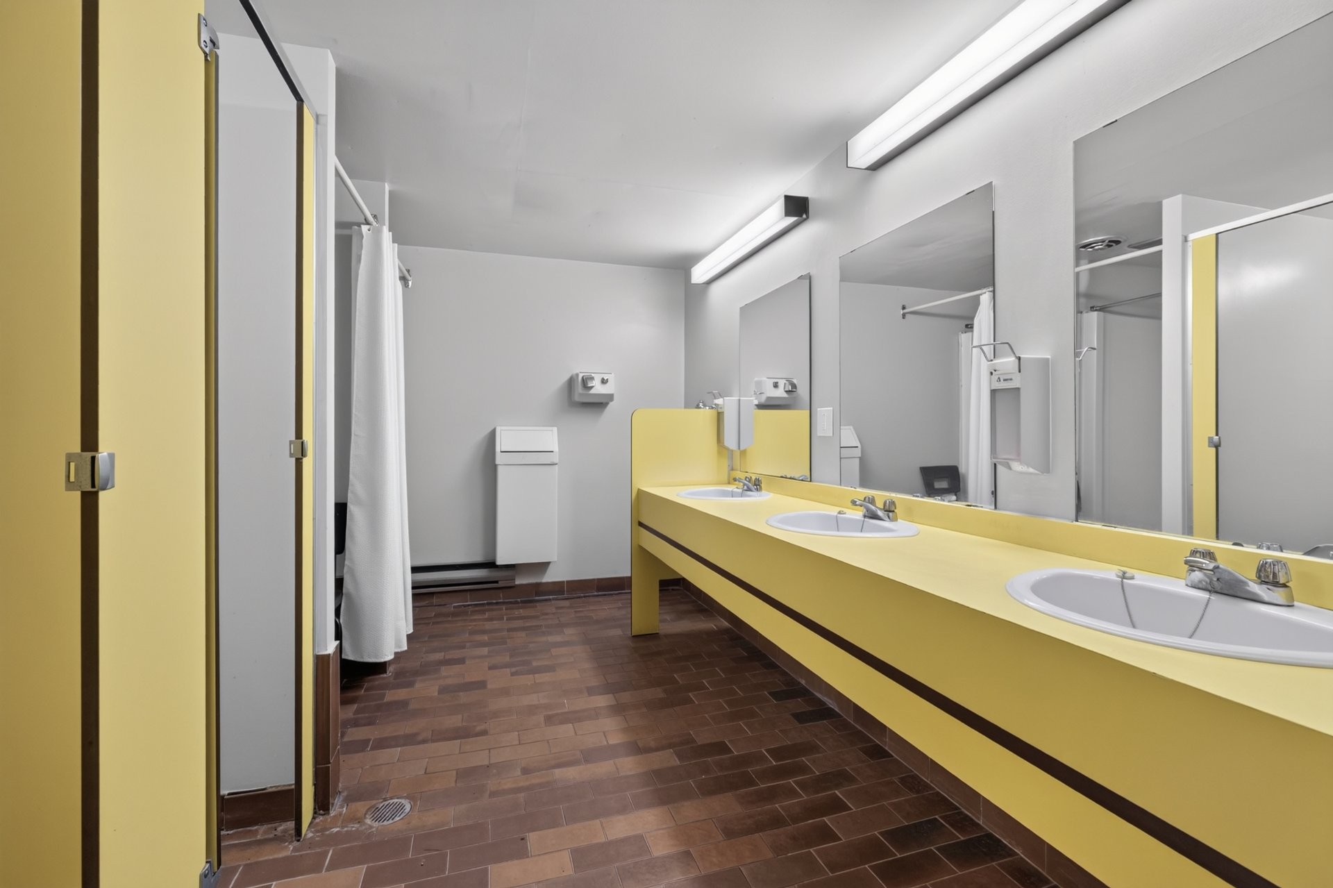 









1000


Ch. du Lac-Lusignan

,
Saint-Guillaume-Nord,




QC
J0K3B0

