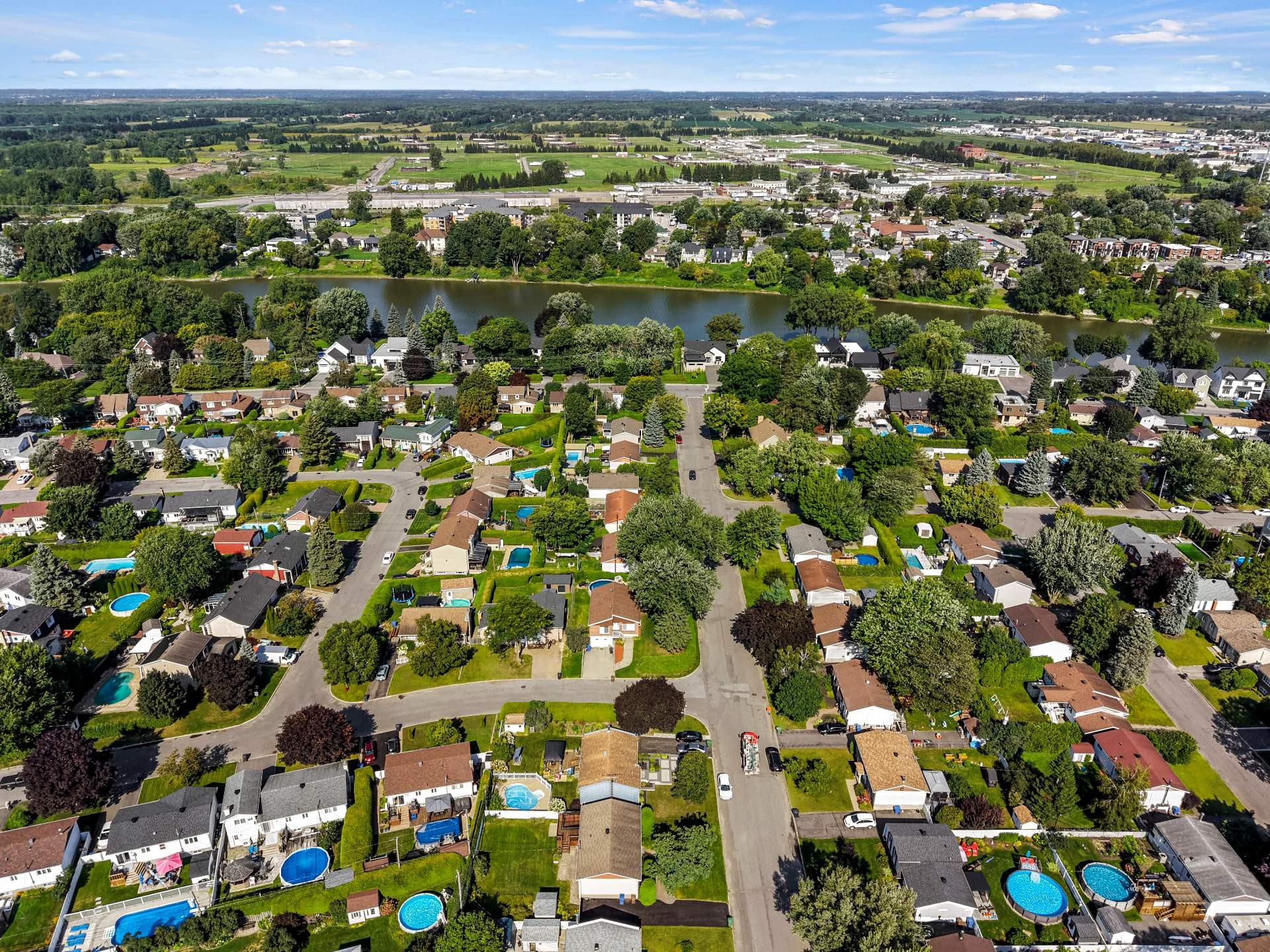 









226


Rue Latour

,
Repentigny (Repentigny),




QC
J6A5S9

