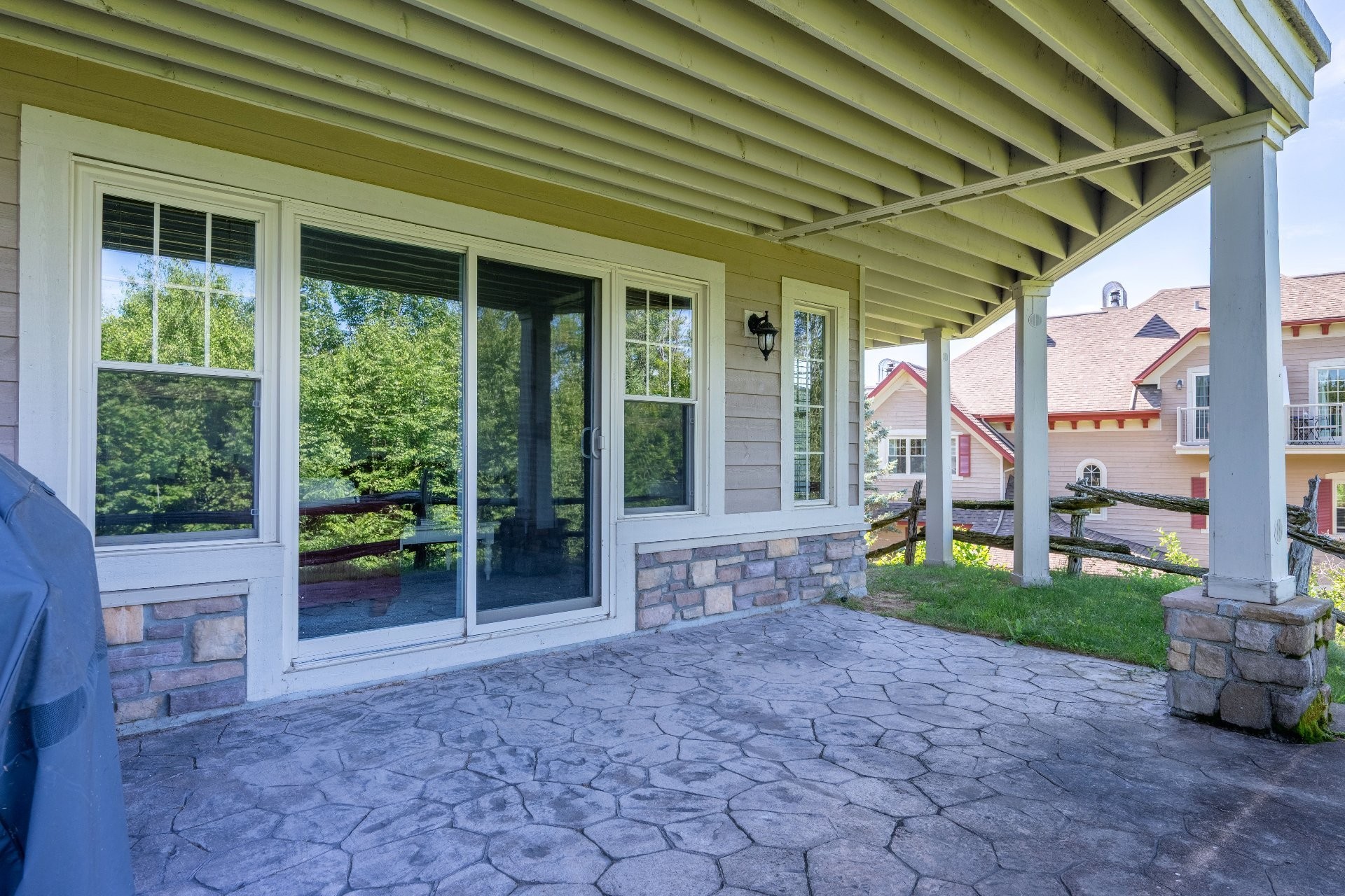 









225


Rue du Mont-Plaisant

, 1,
Mont-Tremblant,




QC
J8E1L2

