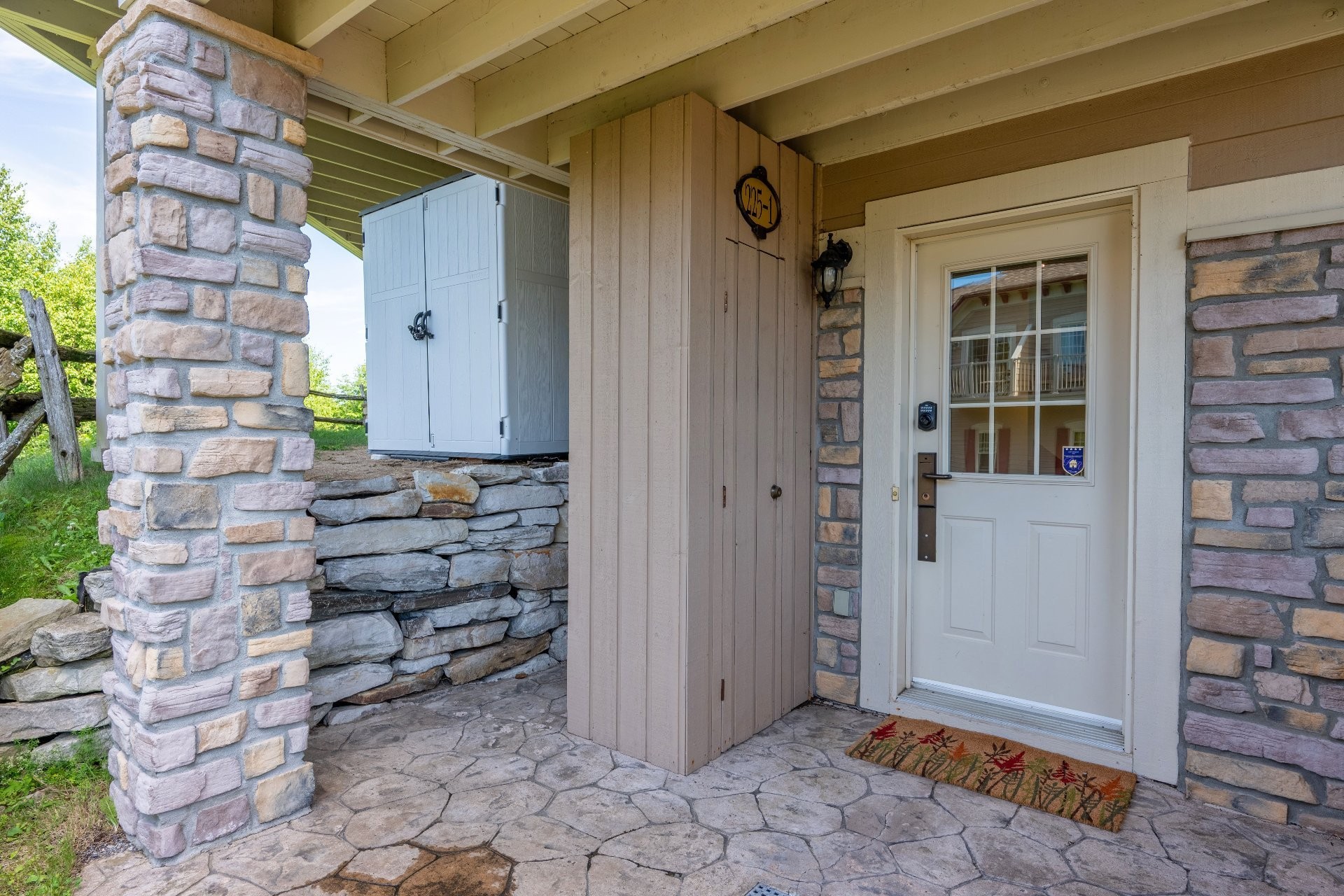 









225


Rue du Mont-Plaisant

, 1,
Mont-Tremblant,




QC
J8E1L2

