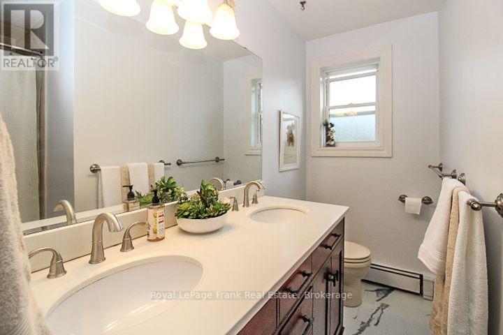 












1561 CHERRYHILL ROAD

,
Peterborough (Monaghan Ward 2),




Ontario
K9K1A7

