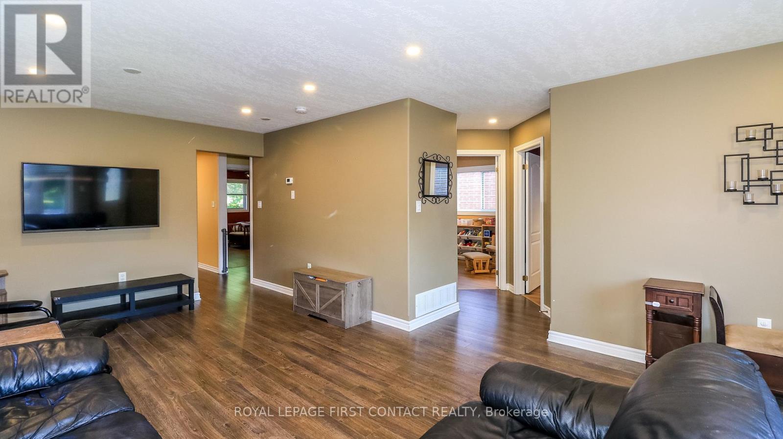 












79 WHITE ELM ROAD

,
Barrie,




Ontario
L4N0E4


