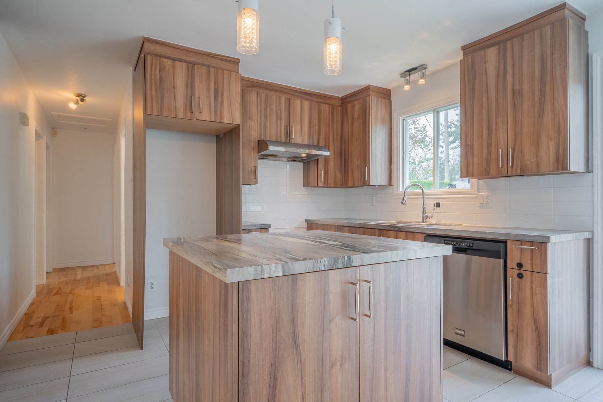 









1499


Rue des Lilas

,
Sainte-Julie,




QC
J3E1J3

