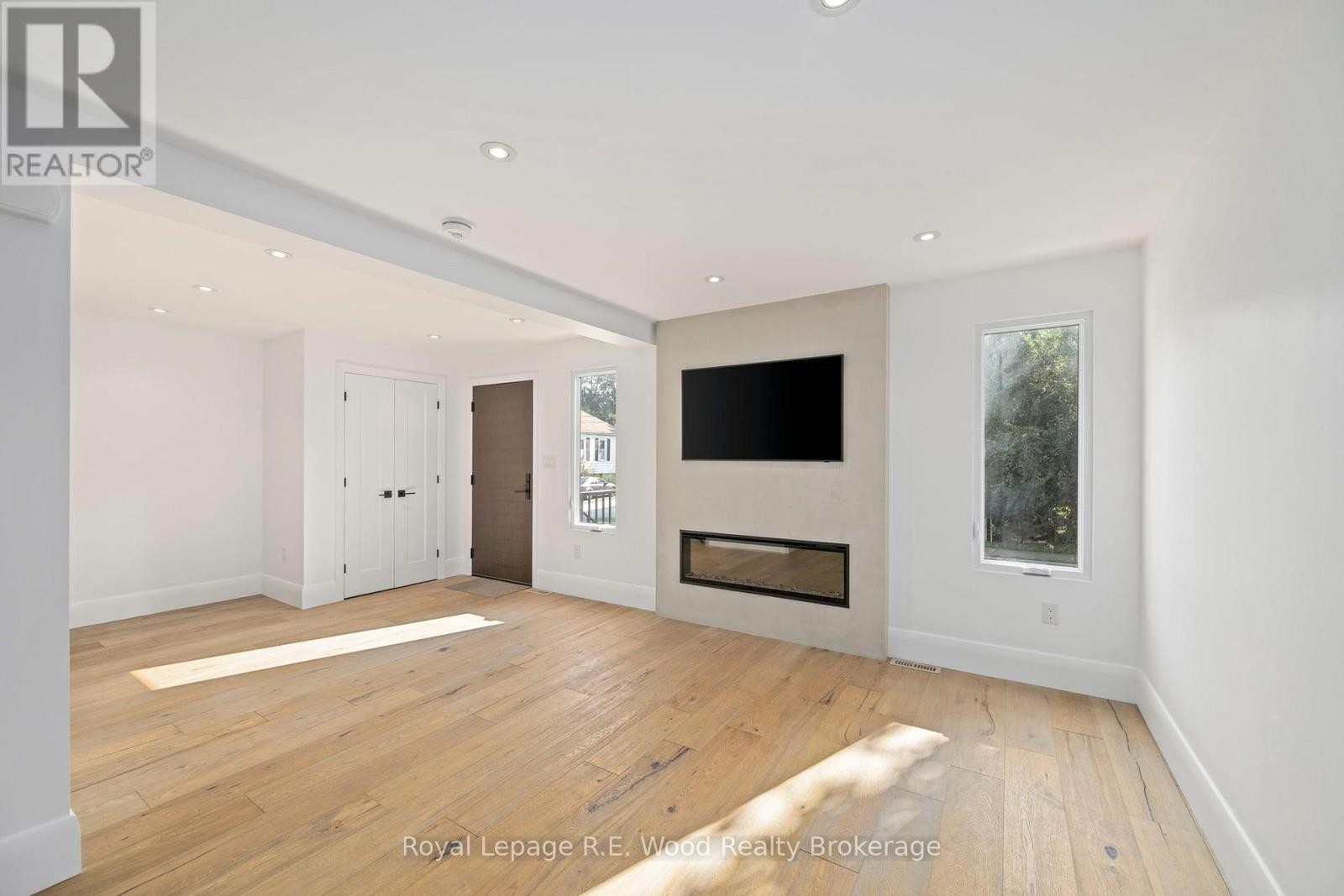 












14 LUNDY LANE

,
London South (South F),




Ontario
N6C3G5

