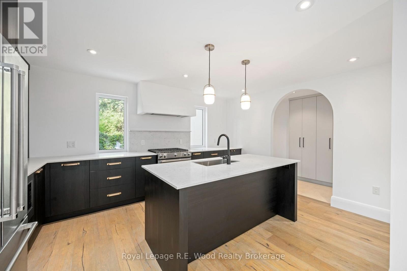 












14 LUNDY LANE

,
London South (South F),




Ontario
N6C3G5

