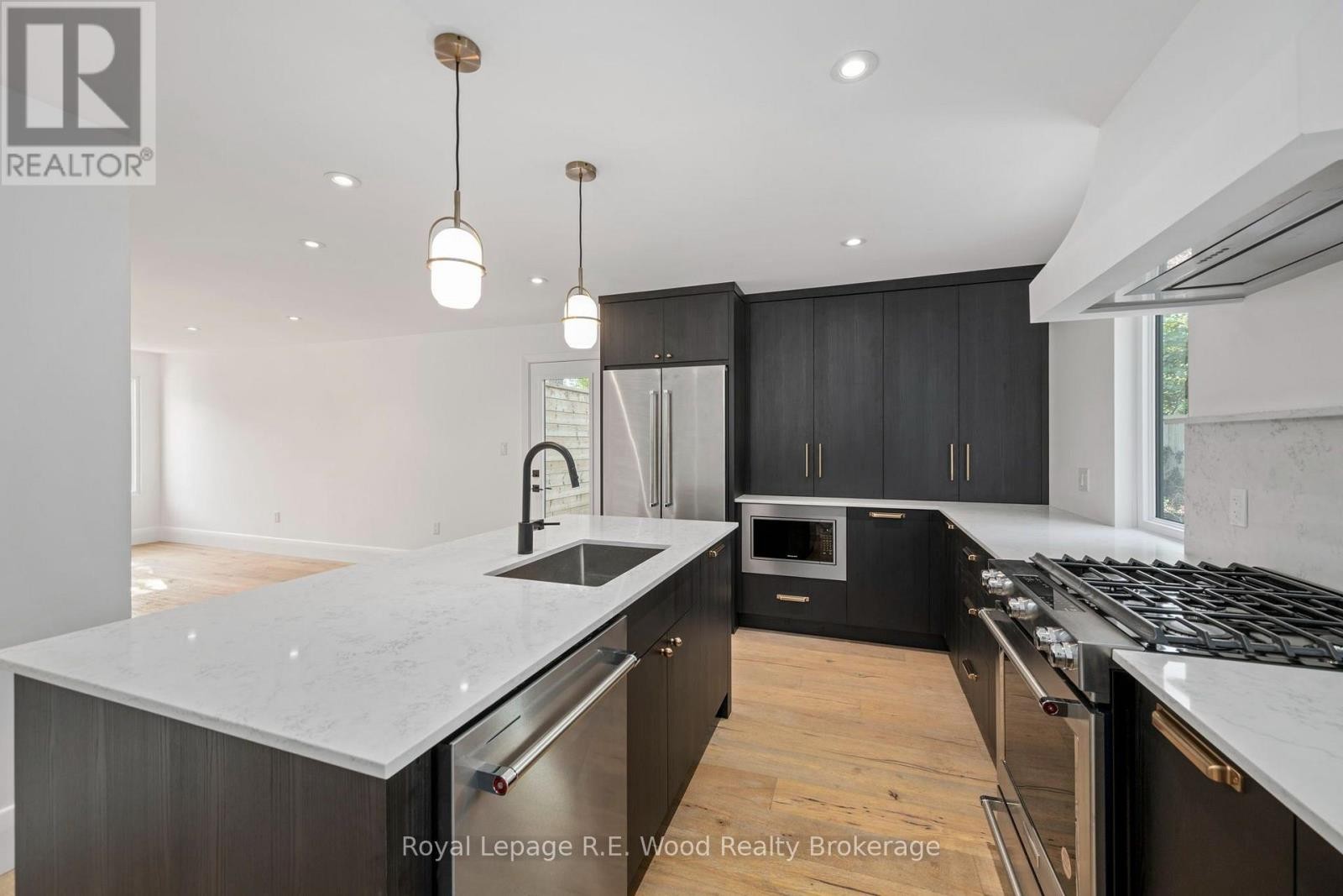 












14 LUNDY LANE

,
London South (South F),




Ontario
N6C3G5

