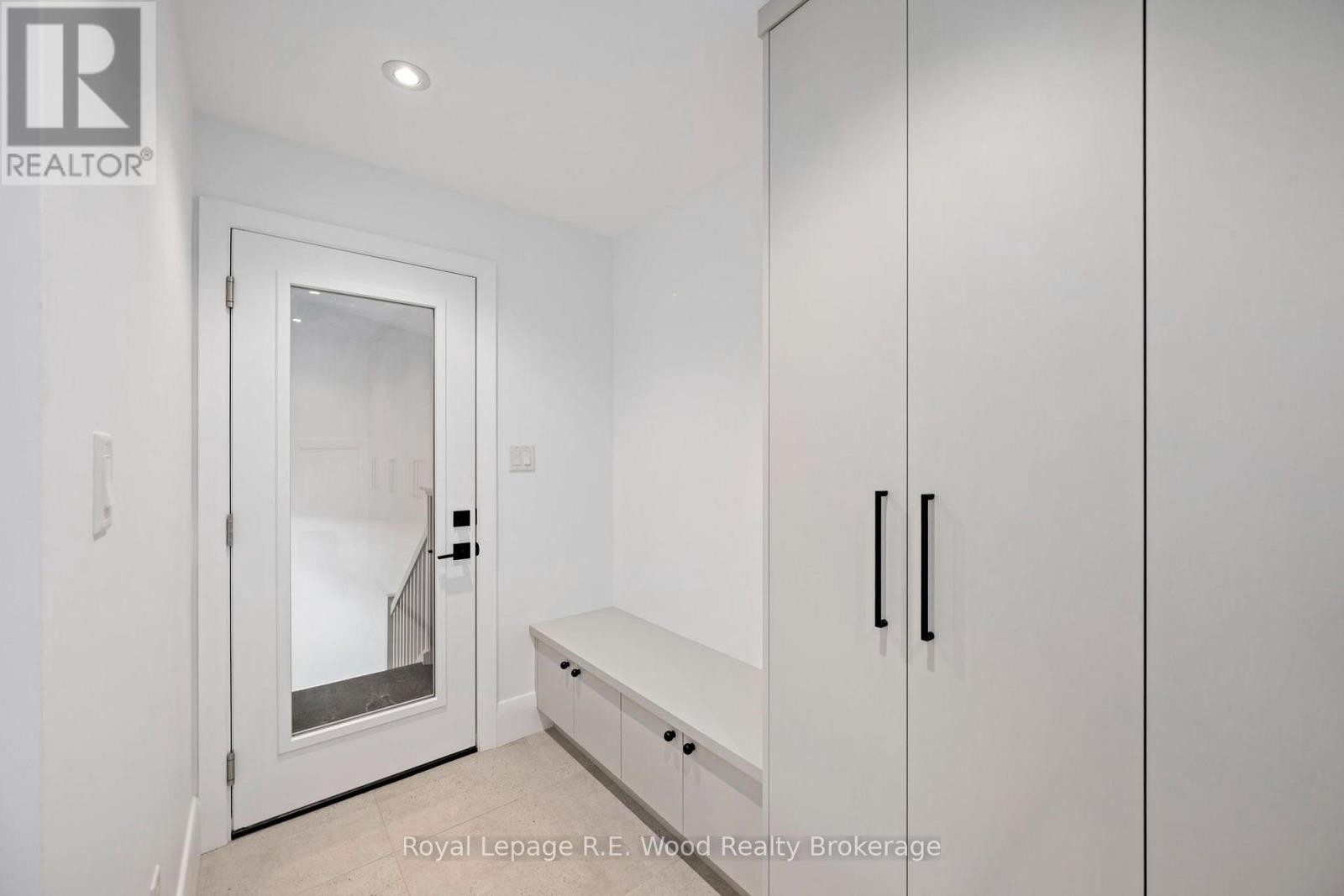 












14 LUNDY LANE

,
London South (South F),




Ontario
N6C3G5

