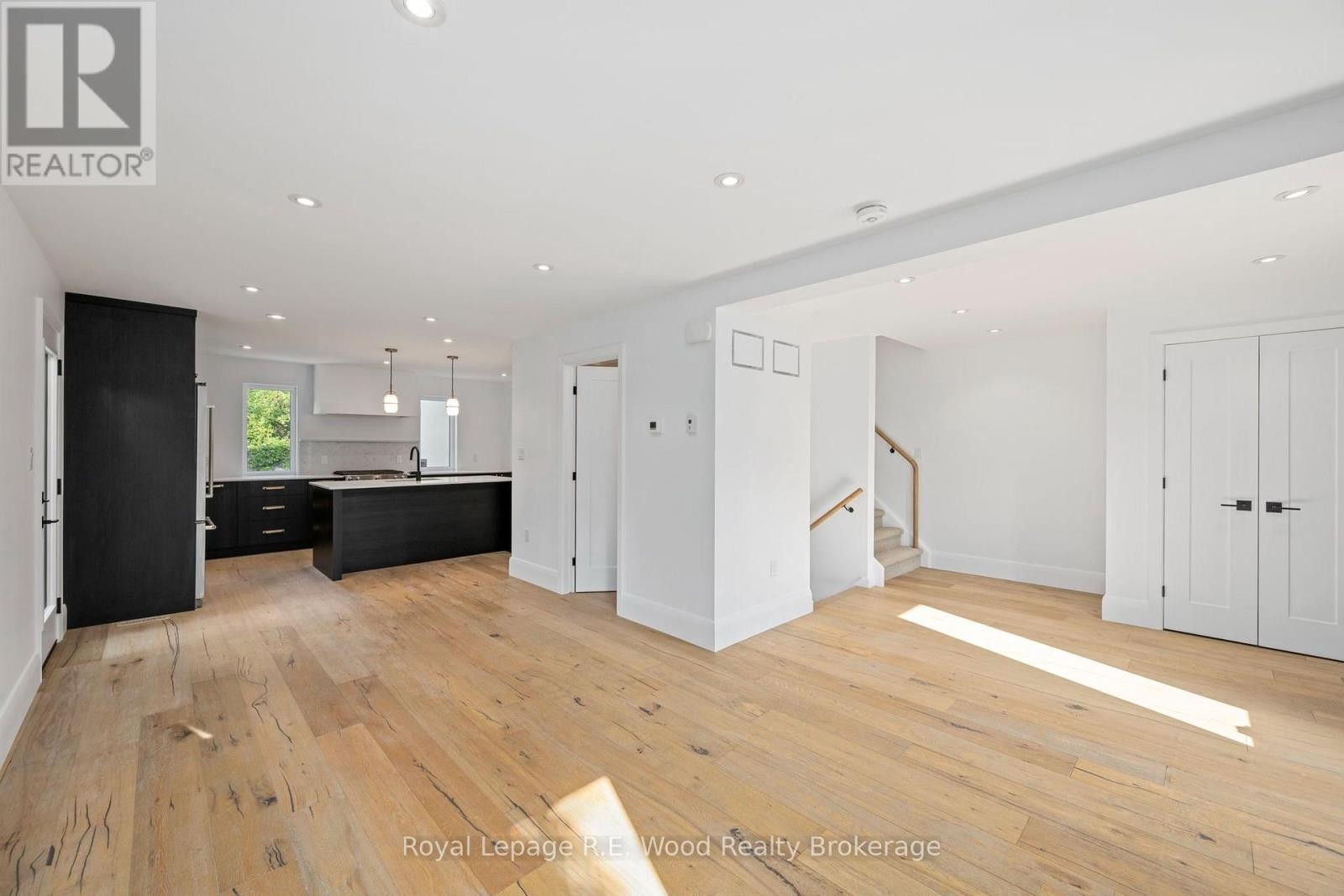 












14 LUNDY LANE

,
London South (South F),




Ontario
N6C3G5

