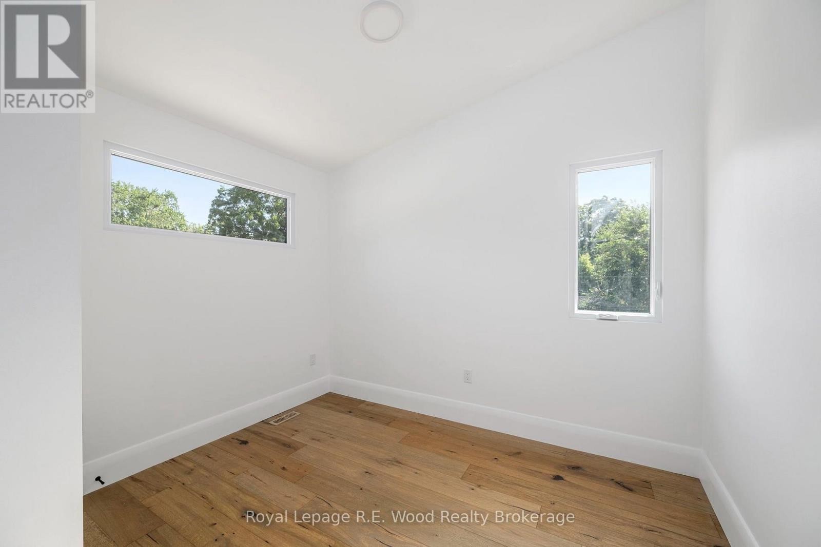 












14 LUNDY LANE

,
London South (South F),




Ontario
N6C3G5

