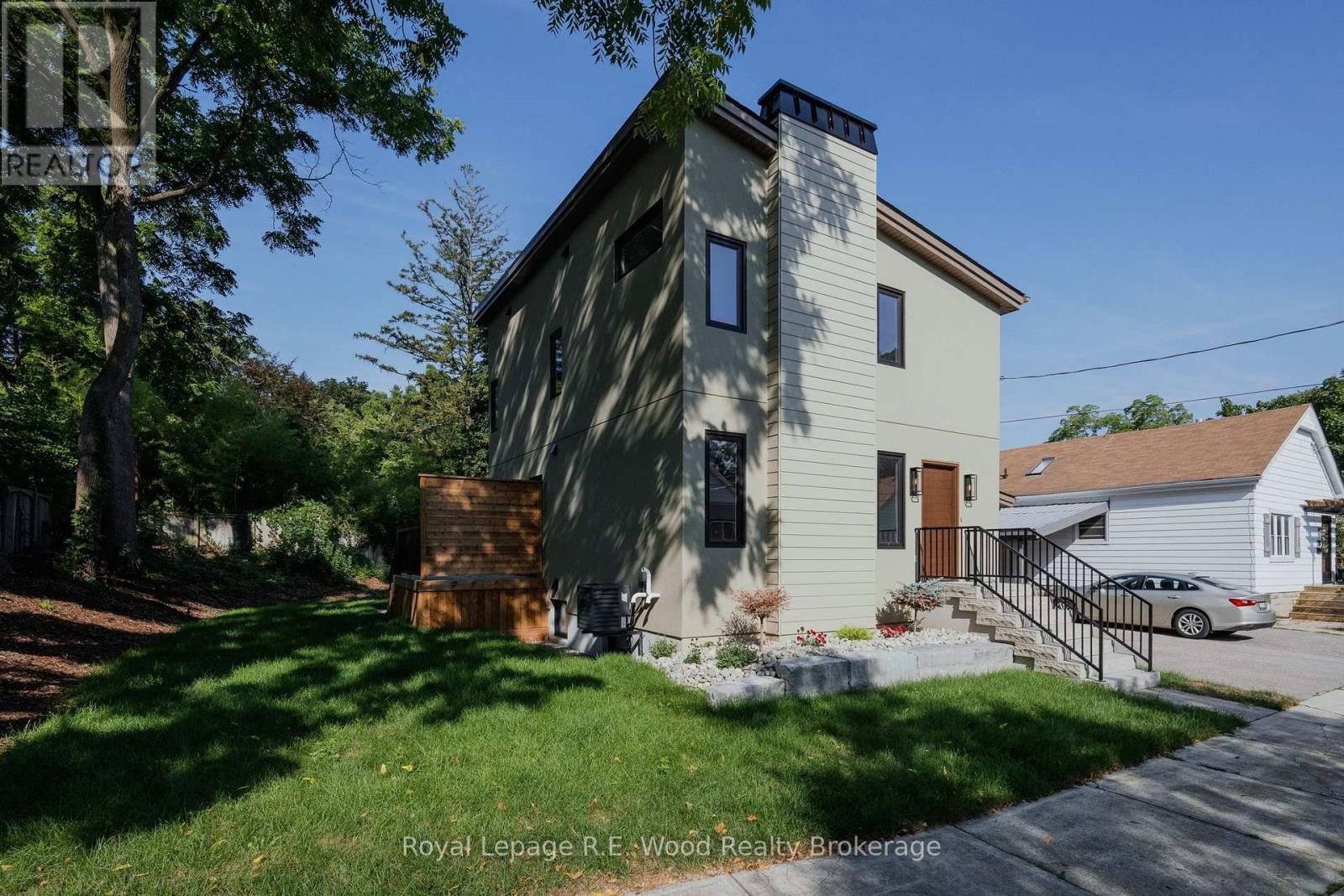 












14 LUNDY LANE

,
London South (South F),




Ontario
N6C3G5

