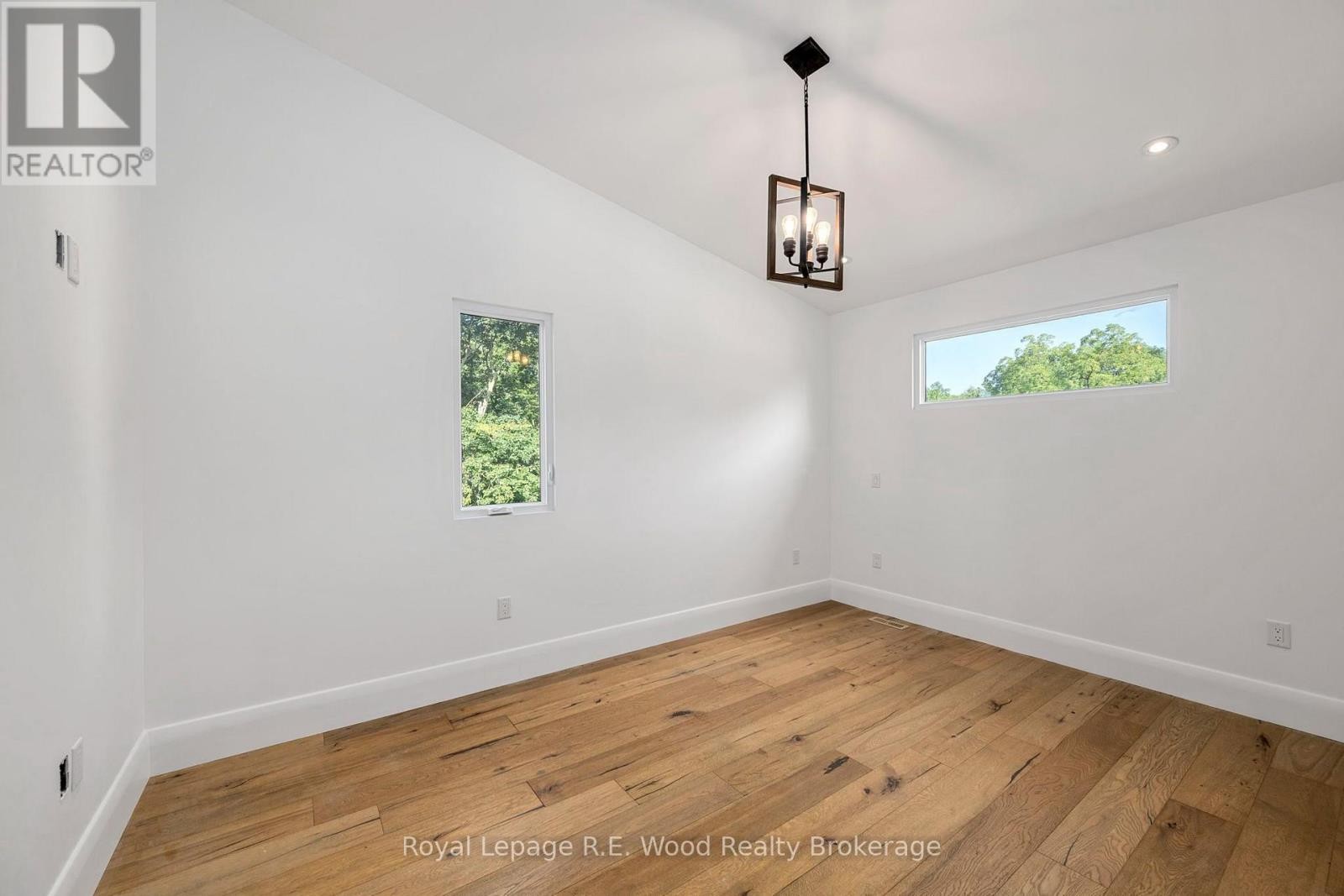 












14 LUNDY LANE

,
London South (South F),




Ontario
N6C3G5

