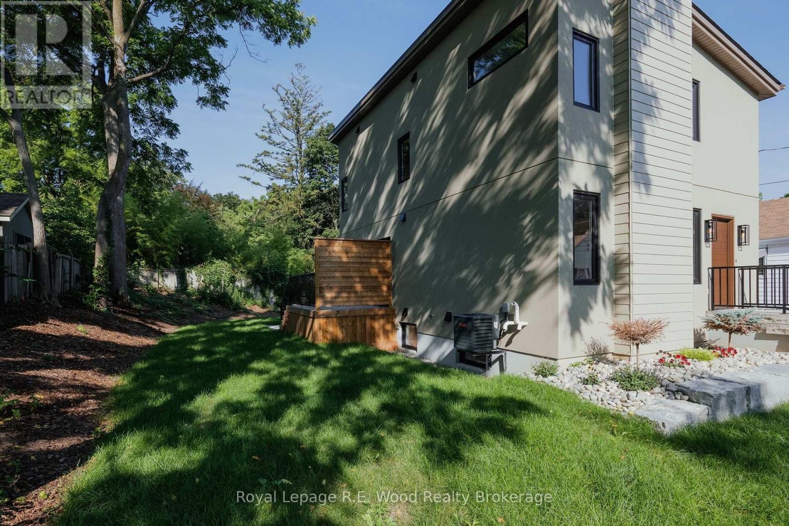 












14 LUNDY LANE

,
London South (South F),




Ontario
N6C3G5

