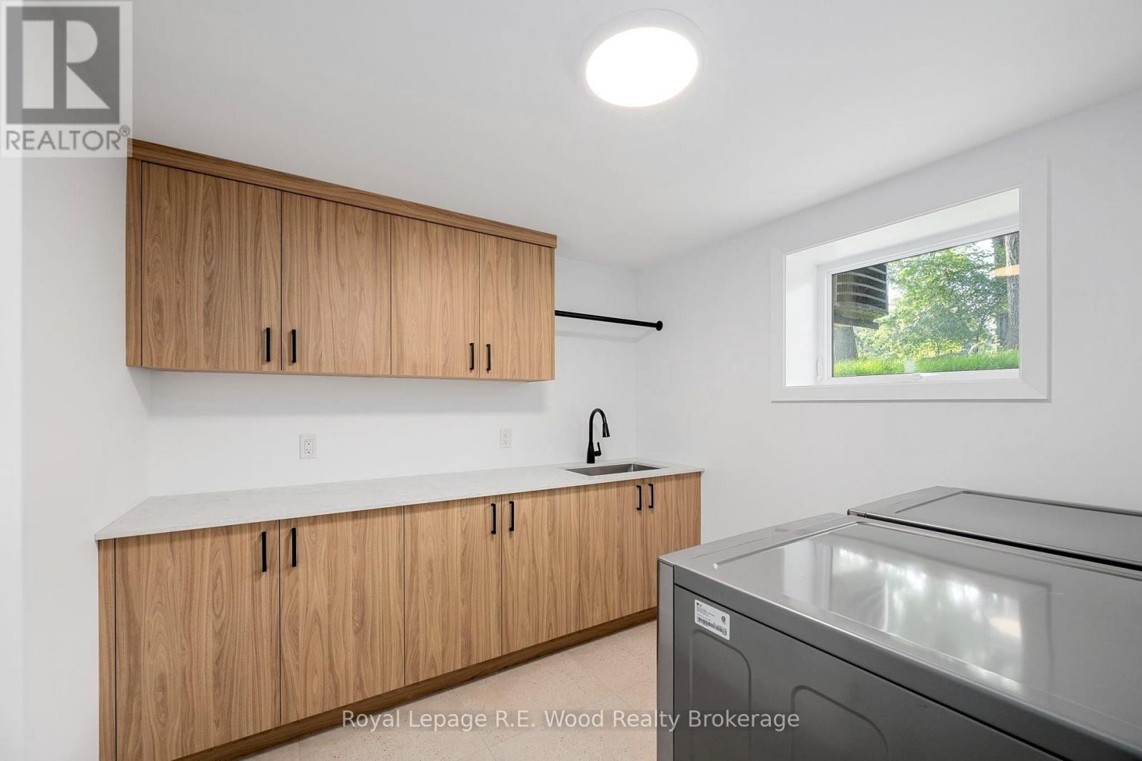 












14 LUNDY LANE

,
London South (South F),




Ontario
N6C3G5

