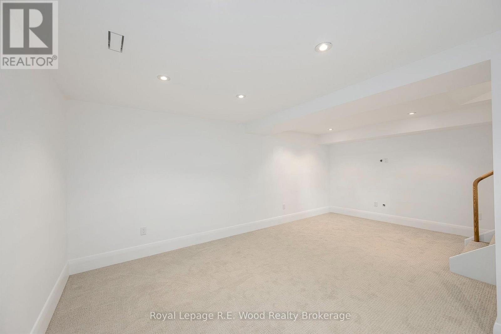 












14 LUNDY LANE

,
London South (South F),




Ontario
N6C3G5

