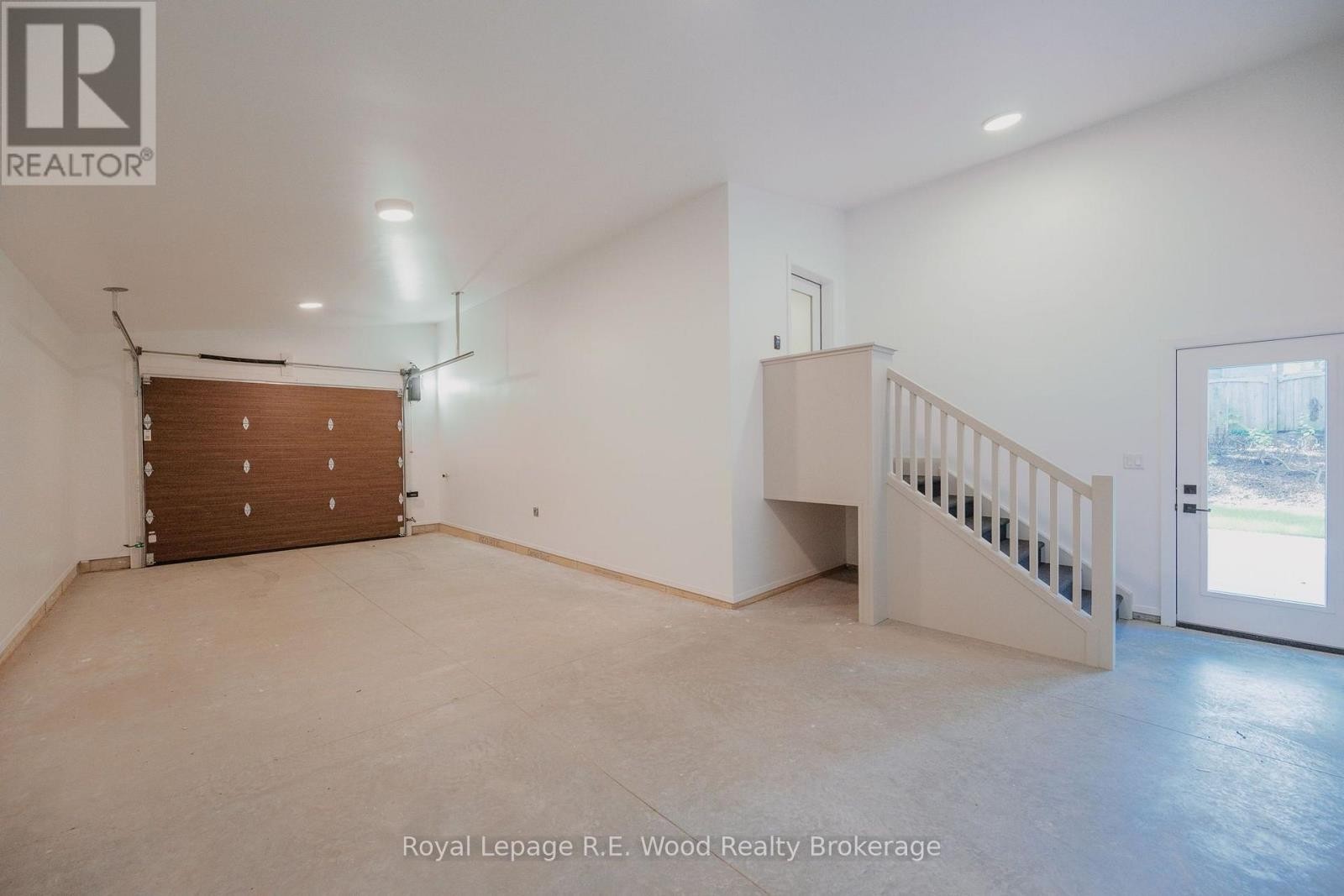 












14 LUNDY LANE

,
London South (South F),




Ontario
N6C3G5

