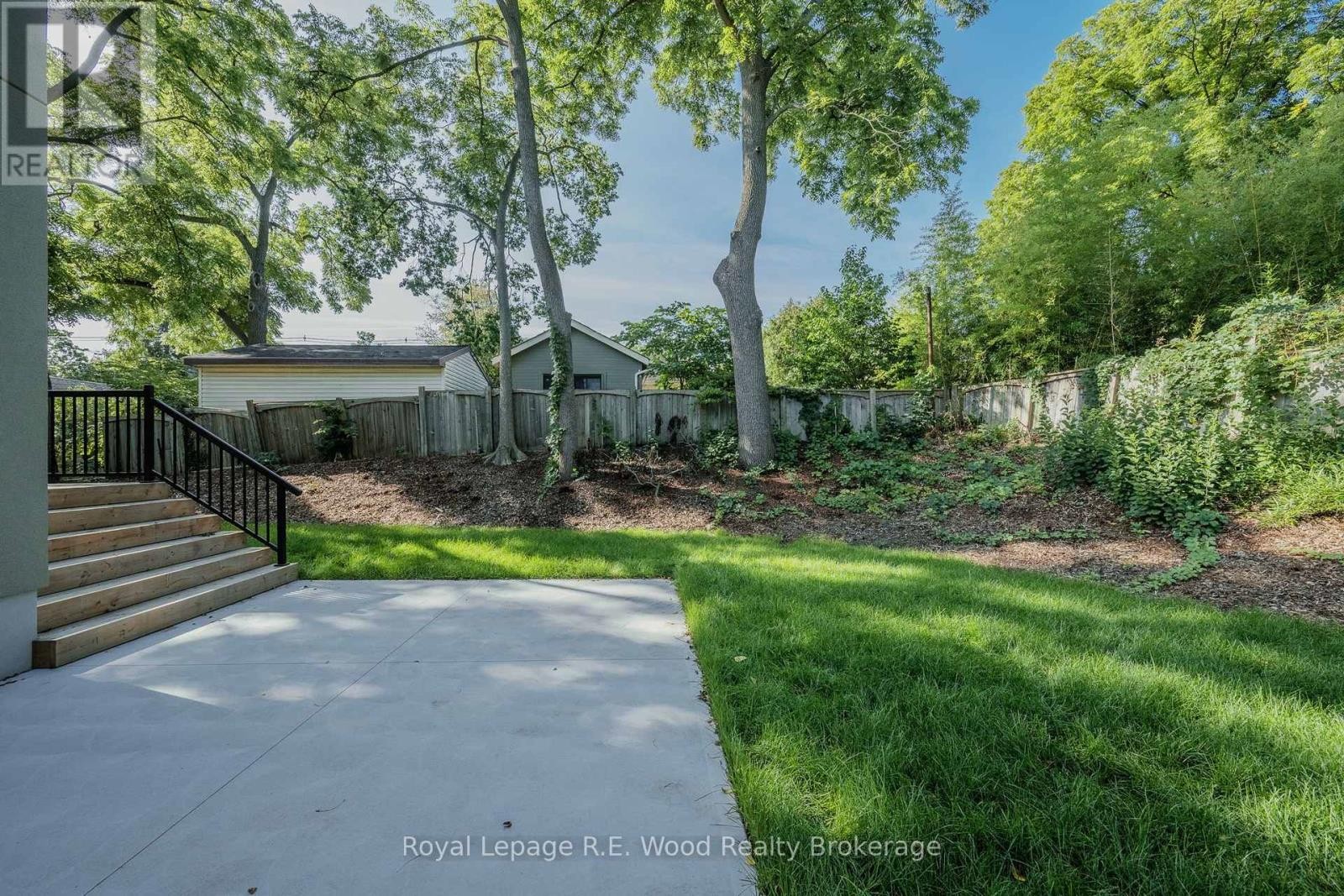 












14 LUNDY LANE

,
London South (South F),




Ontario
N6C3G5

