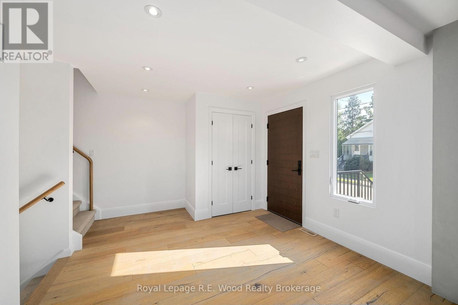 












14 LUNDY LANE

,
London South (South F),




Ontario
N6C3G5

