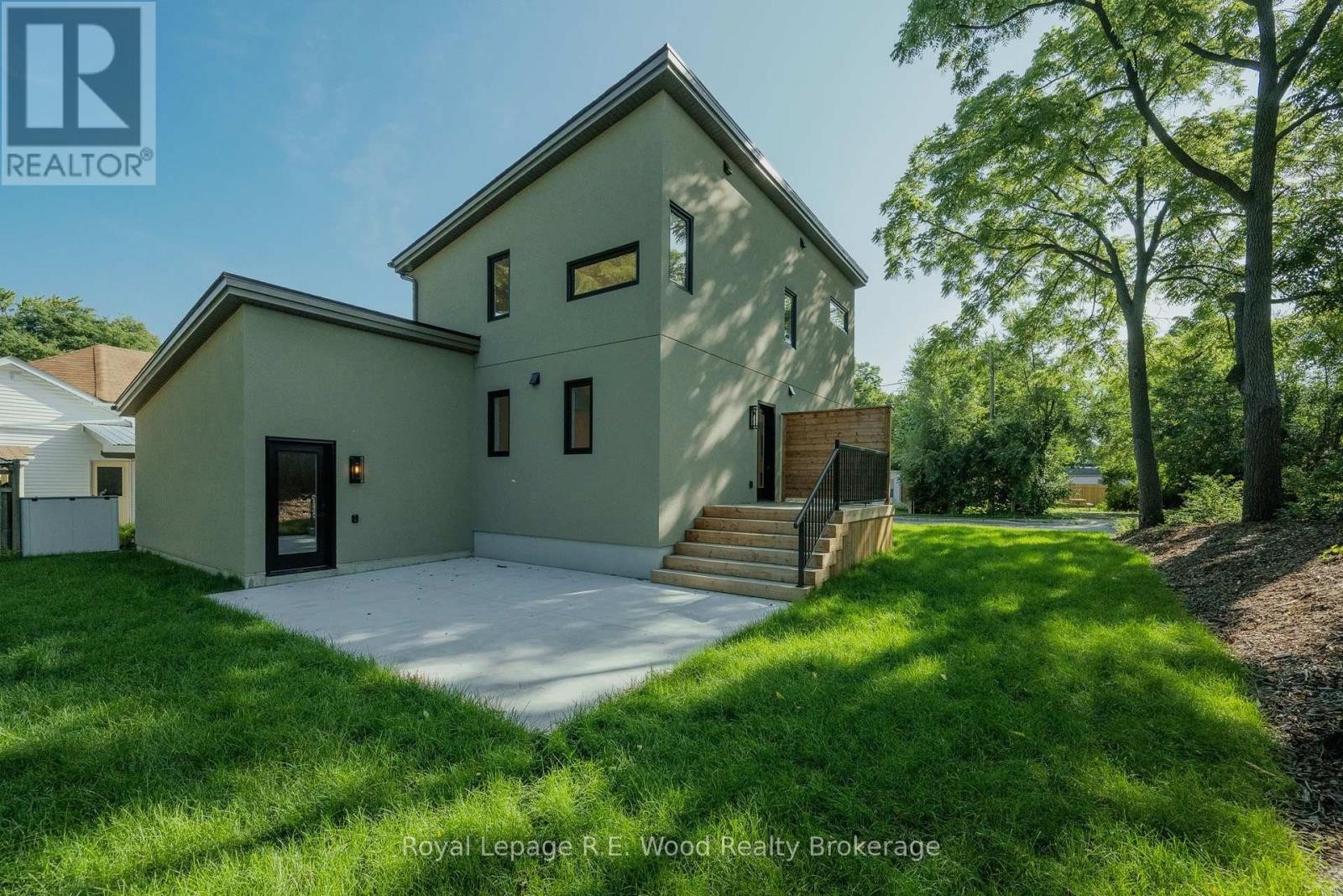 












14 LUNDY LANE

,
London South (South F),




Ontario
N6C3G5

