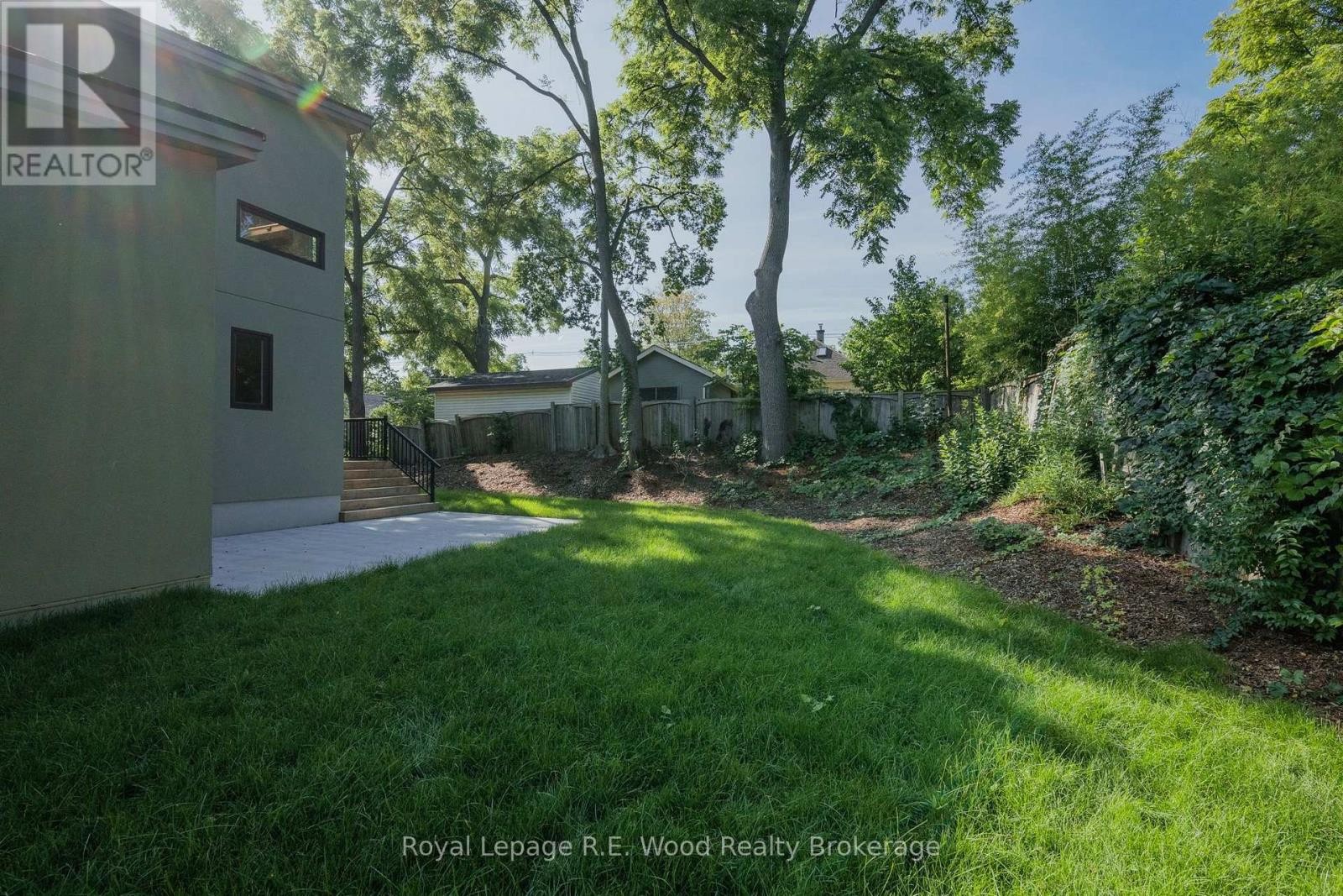 












14 LUNDY LANE

,
London South (South F),




Ontario
N6C3G5

