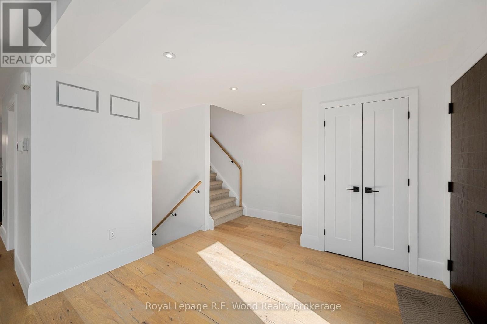 












14 LUNDY LANE

,
London South (South F),




Ontario
N6C3G5


