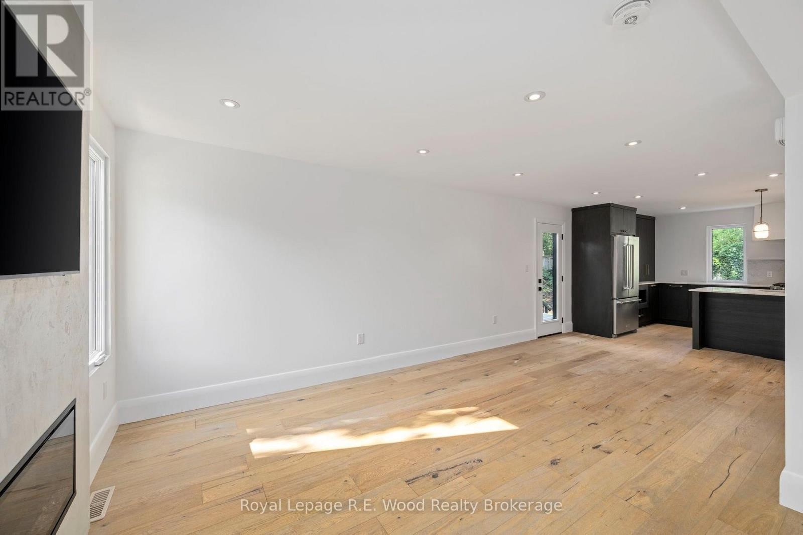 












14 LUNDY LANE

,
London South (South F),




Ontario
N6C3G5


