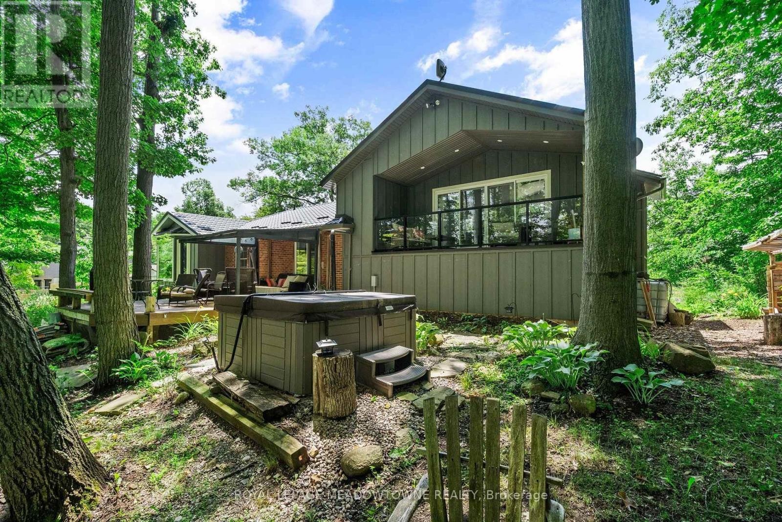 












10621 THIRD LINE

,
Halton Hills,




Ontario
L9T2X9

