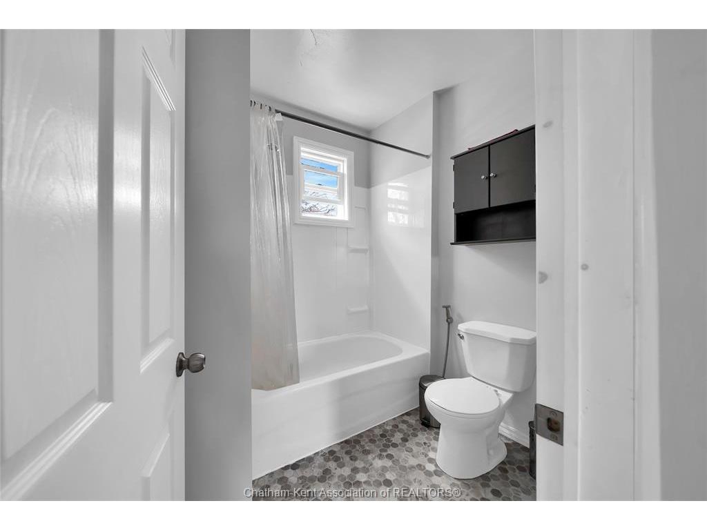









7756


Queen's

Line,
Chatham,




ON
N7M 5T1

