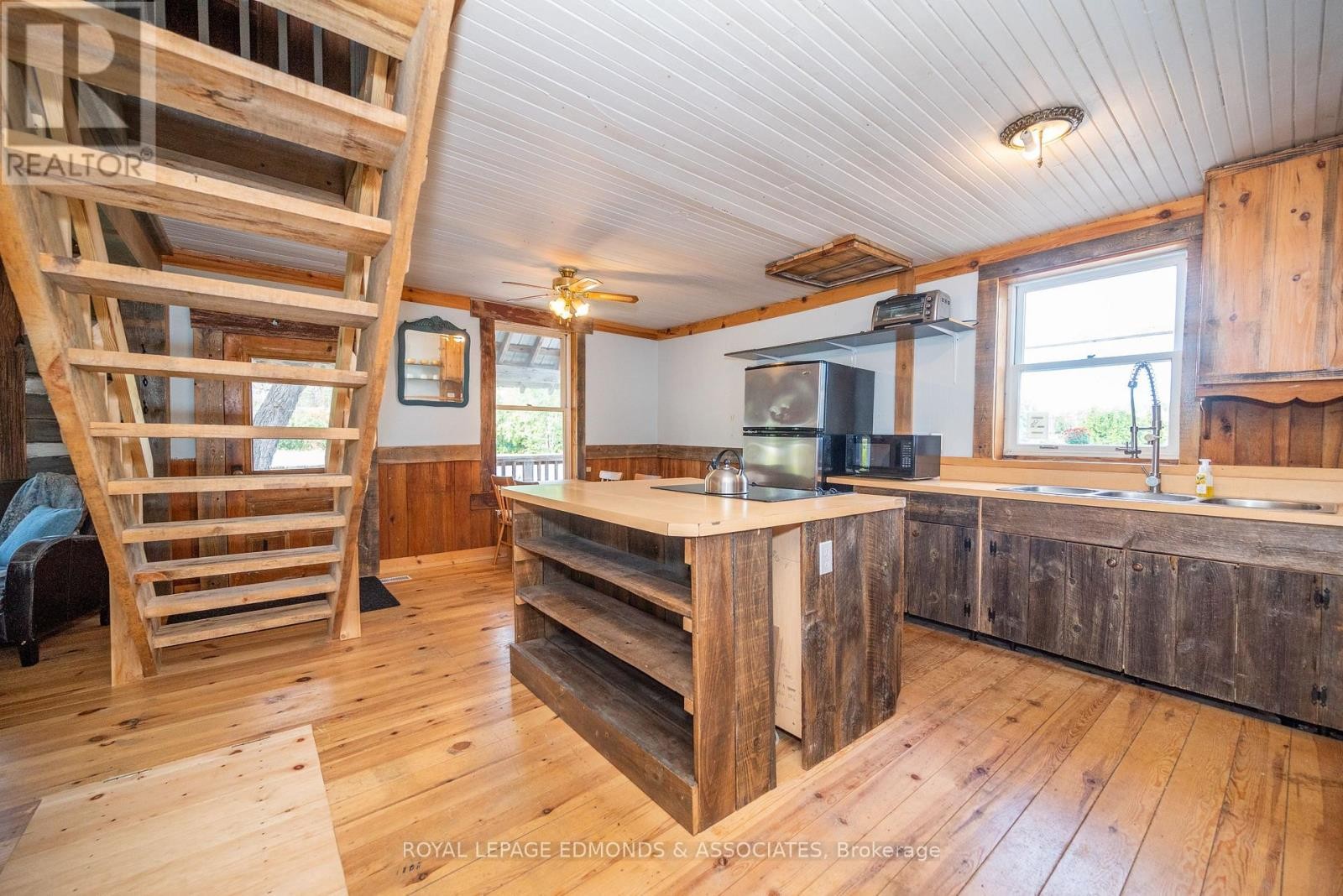 












8744 HWY 60 HIGHWAY

,
North Algona Wilberforce,




Ontario
K0J1T0

