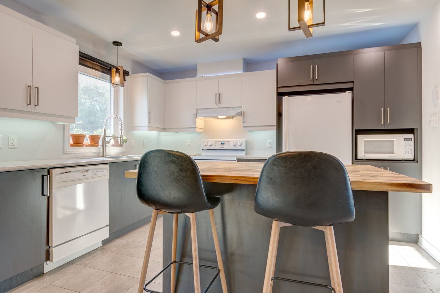 









4635


Rue Joseph-Lamoureux

,
Contrecoeur,




QC
J0L1C0

