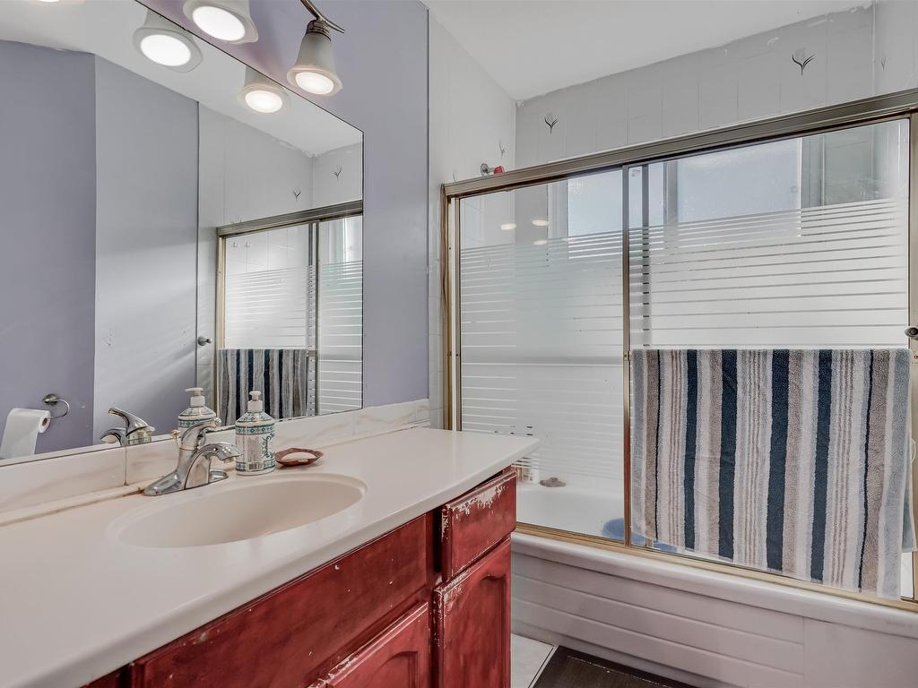 












6467 KING GEORGE BOULEVARD

,
Surrey,




BC
V3W 4Z4

