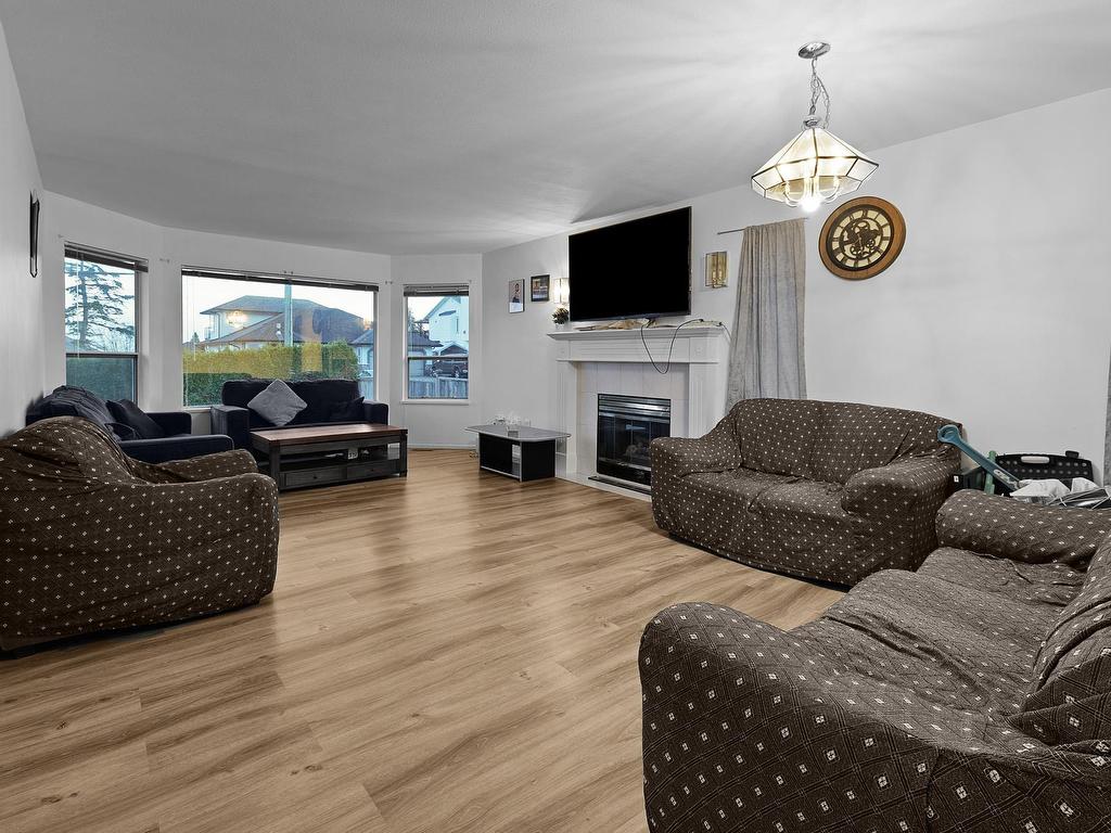 









19037


60

Avenue,
Surrey,




BC
V3S 8A1

