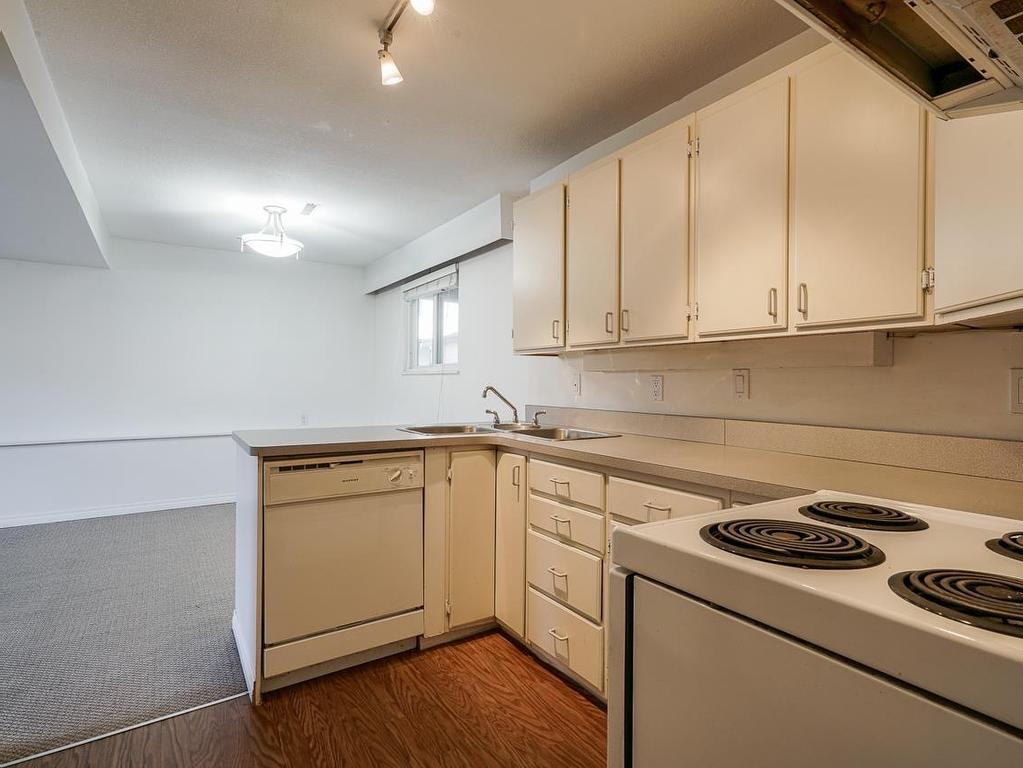 









1806


156

Street,
Surrey,




BC
V4A 4T6

