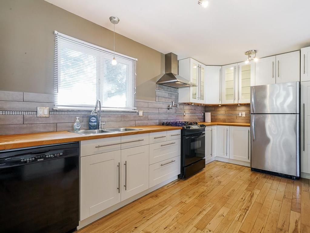 









1806


156

Street,
Surrey,




BC
V4A 4T6

