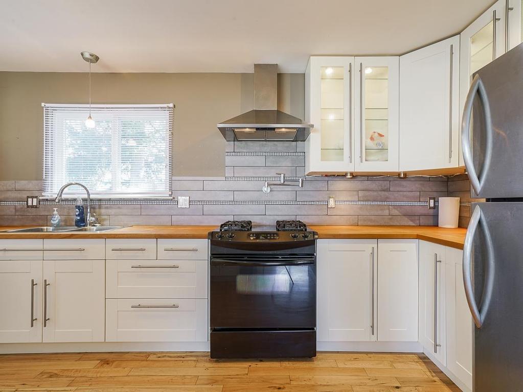 









1806


156

Street,
Surrey,




BC
V4A 4T6

