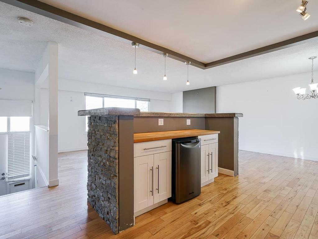 









1806


156

Street,
Surrey,




BC
V4A 4T6

