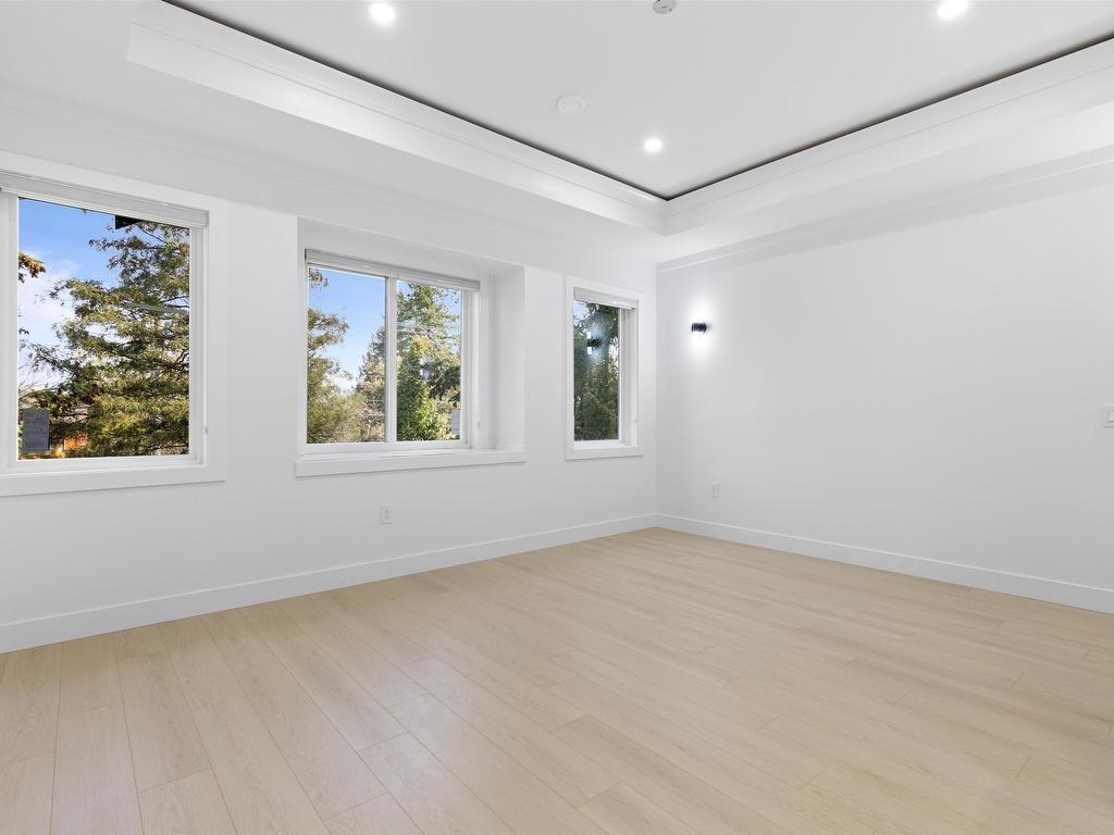 









15584


89b

Avenue,
Surrey,




BC
V3R 4K9

