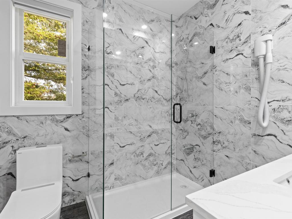 









15584


89b

Avenue,
Surrey,




BC
V3R 4K9

